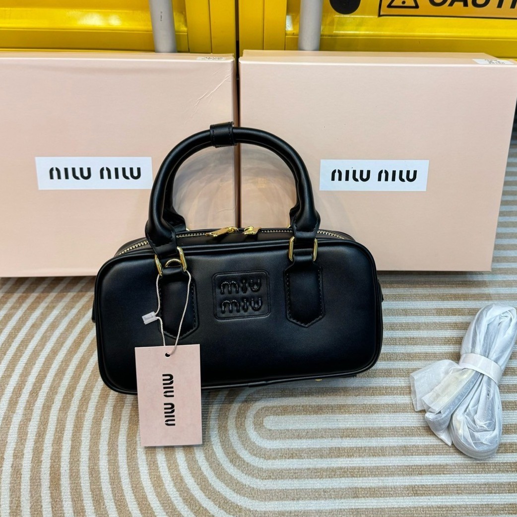MIU MIU Arcadia leather bag 22cm Regular Size กระเป๋าถือ/สะพายสุดชิคมากในตอนนี้ ดีไซน์เรียบแต่มากมีอยู่จริง สวยดูแพง แมทชุดได้ง่ายสุด มินิมอลมินิใจ หูจับในตัวง่ายและสะดวกพกพา