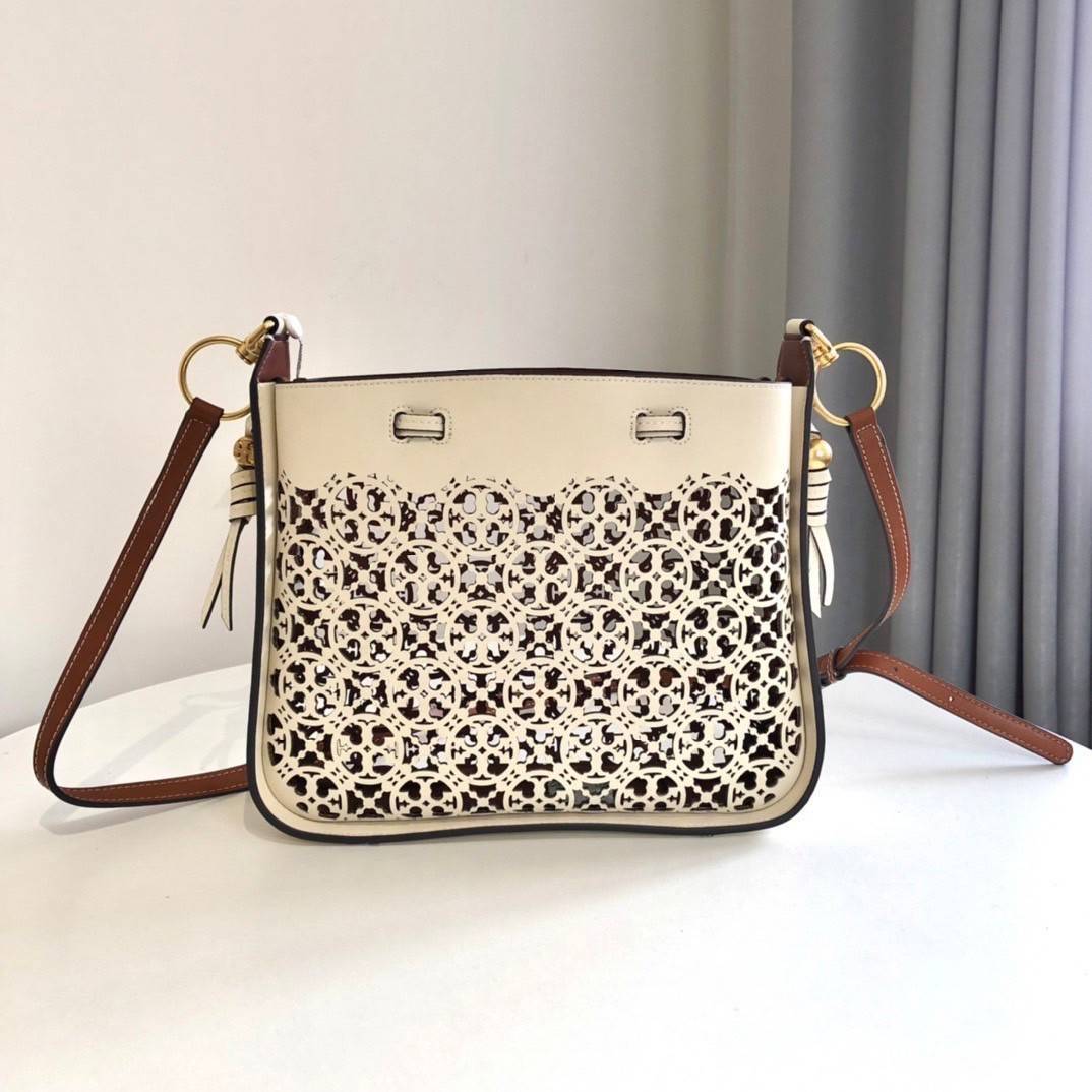 TORY BURCH T MONOGRAM LASER-CUT BELL BAG / TORY TOTE BAG ใจบางที่สุดกับคอลเลคชั่นนี้ กับกระเป๋าสะพายทรงโท้ท งานตามหาและหายาก รุ่นชูโรงสุดฮิต ที่เพิ่มดีเทลความแพงด้วยการฉลุลวดลายโมโนแกรมรอบใบ