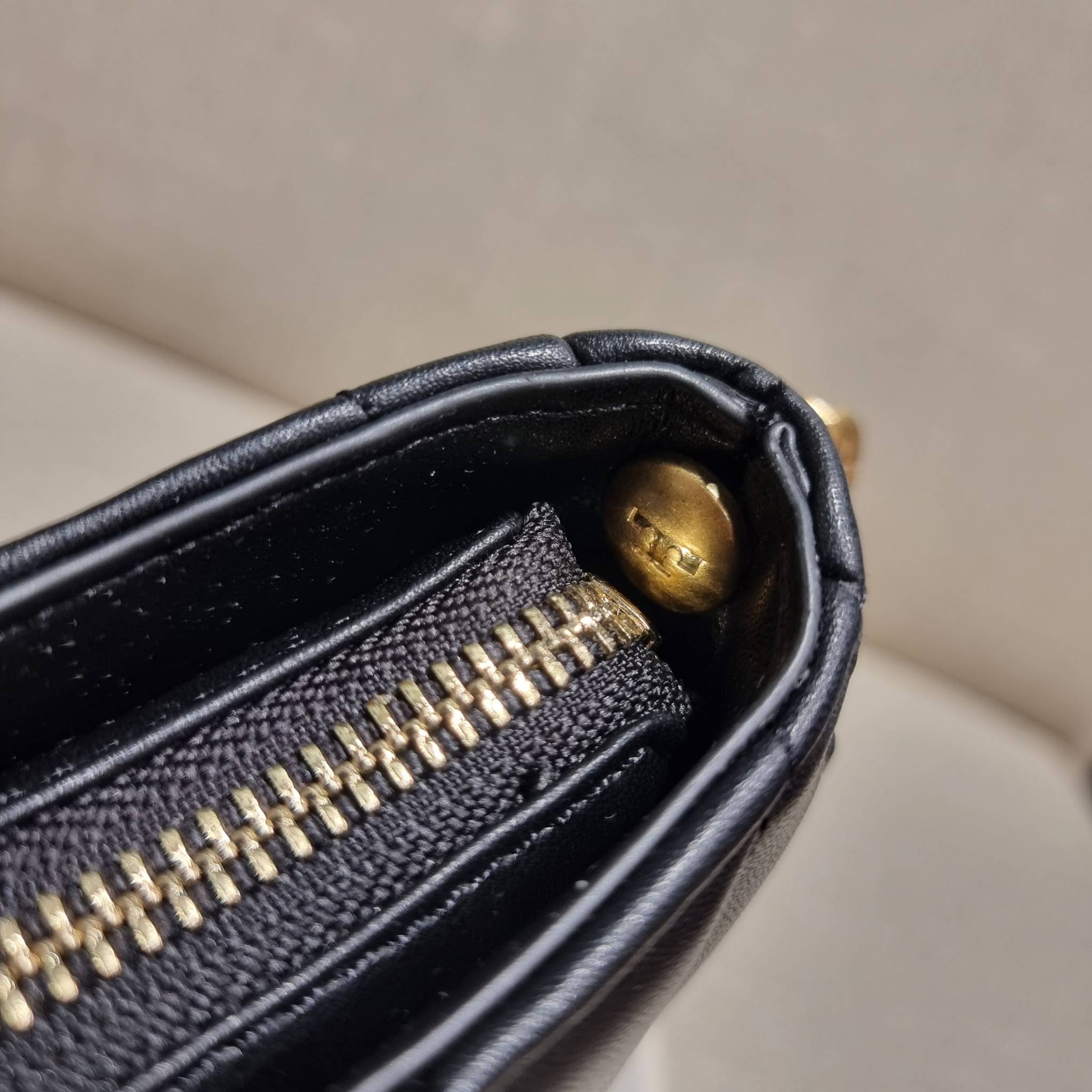 TORY BURCH KIRA MINI BAG กระเป๋าสะพายทรงพอช ง่ายต่อชีวิต!! ดีไซน์บุนวม เส้นคมสวยหรู วัสดุหนังแกะ สัมผัสดีงาม นิ่มมือ เปิด-ปิดด้วยซิป ภายในเป็นช่องโล่ง มีช่องใส่บัตร ใส่ของสำคัญได้ครบถ้วน มาพร้อมสายคล้องไหล่ในตัว และสายสะพายครอส ปรับได้ตามสะดวก ใบจริงสวยคม