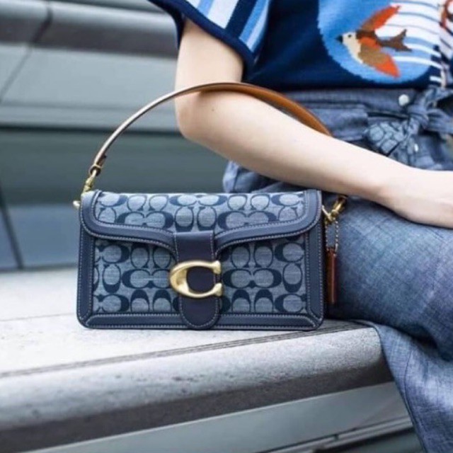 COACH Tabby Shoulder Bag 26 In Signature Chambray กระเป๋าหิ้วได้//คล้องไหล่ได้//สะพายข้างได้ วัสดุผ้าแคนวาสทอลายอย่างดี+หนังแท้ค่ะ เปิดปิดกระเป๋าแบบกระดุมแม่เหล็ก มีอะไหล่แบรนด์ตัวใหญ่ด้านหน้าหรูหราเลยทีเดียว ภายในกระเป๋ามีช่องหลักใส่ของ2ช่อง สามารถใส่กระ