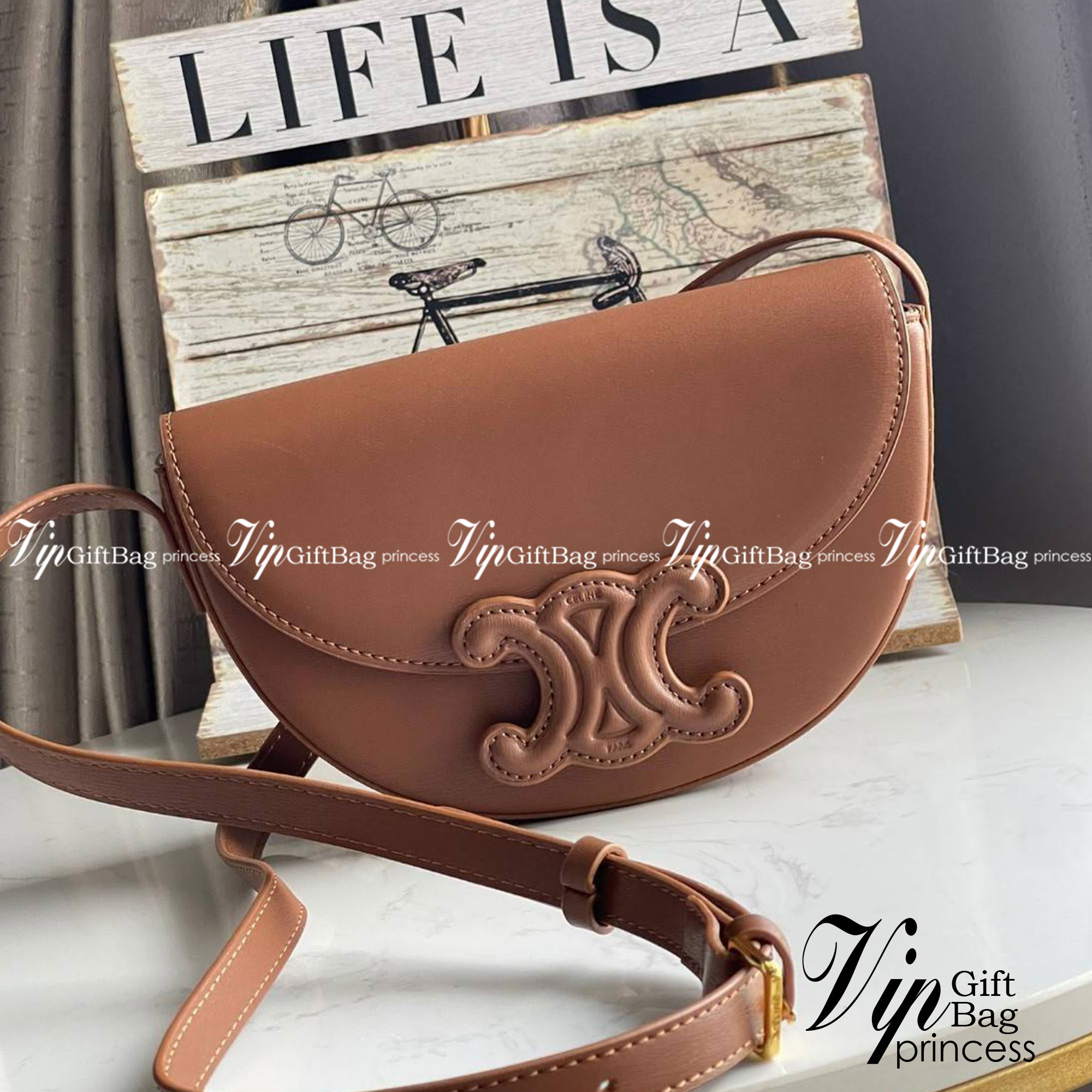 CELINE BESACE CUIR TRIOMPHE IN SMOOTH กระเป๋ารุ่นนี้นำเสนอในรูปทรงฮาล์ฟมูนที่ตอนนี้กำลังงมาแรง เปิดด้วยกระดุมแป๊กเพื่อเผยให้เห็นช่องภายในที่กว้างขวางและกระเป๋าด้านในแบบแบน คุณสมบัติที่โดดเด่นอีกอย่างของกระเป๋าอยู่ที่โลโก้ขนาดใหญ่ รูปทรงสะดุดตา สามารถสะพาย