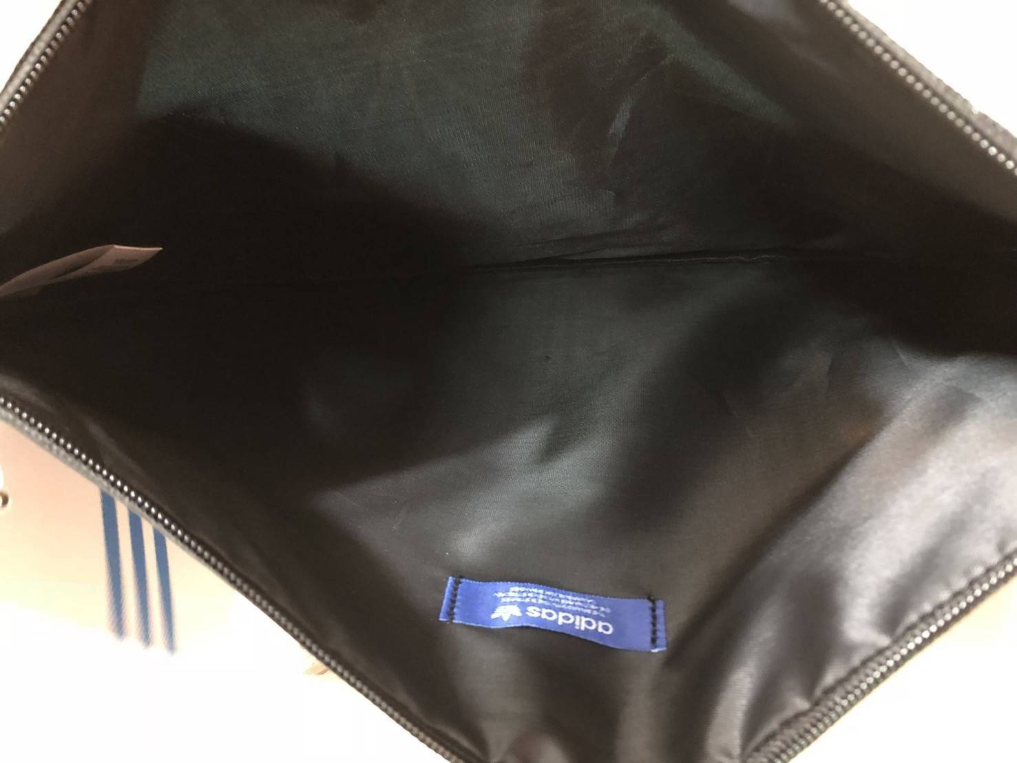 Adidas 3D SLEEVE ใส่โน๊ตบุคขนาด 12 นิ้วได้ ใบนี้หายาก สามารถถือเป็นคลัช ใส่ของพกพาสะดวก ใส่เครื่องสำอาง ได้มาจำนวนจำกัด รุ่นนี้ใส่ A4 ได้นะคะ