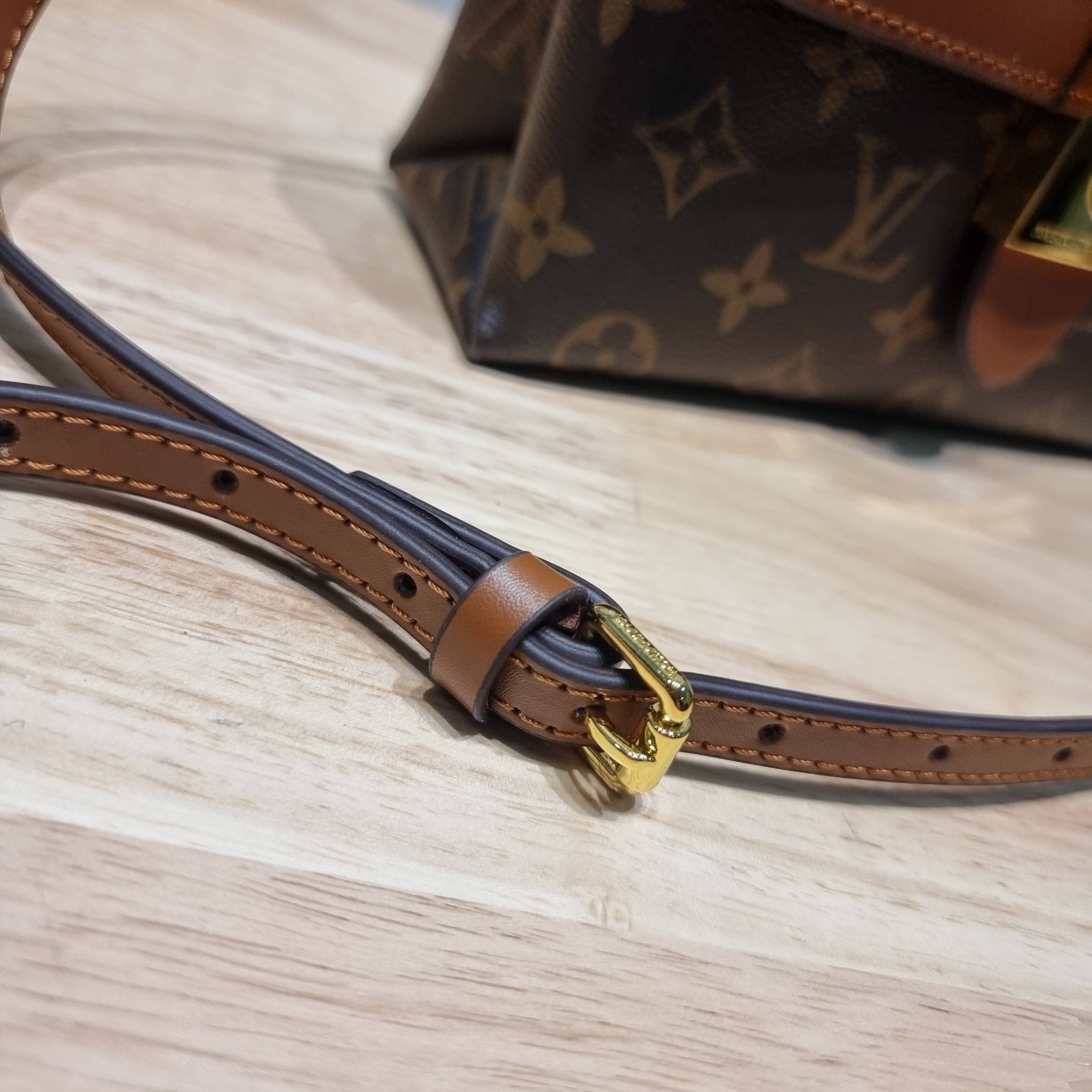 LV LOCKY BB MONOGRAM กระเป๋าสะพายข้าง ดีไซน์หรู ใหม่ล่าสุด สวยถึงบ้านได้ก่อนใคร มีใช้เลิศๆทันปีใหม่แน่นอน คุ้มที่สุด โดดเด่นด้วยอะไหล่ดัมมี่รูปกุญแจสีทอง