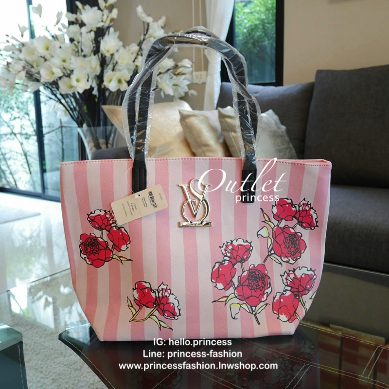 Victoria's Secret Vintage Flower Print Shoulder Bag กระเป๋าสะพายสไตล์วินเทจจาก Victoria's Secret หนัง Saffiano สกรีนลายดอกไม้เปิดปิดด้วยซิป หัวซิปโลโก้ VS ด้านหน้าประดับตัวอักษร VS ภายในดำมีช่องซิปและช่องใส่ของ จุได้เยอะค่ะ ใส่เอกสาร A4 หนังสือ 
