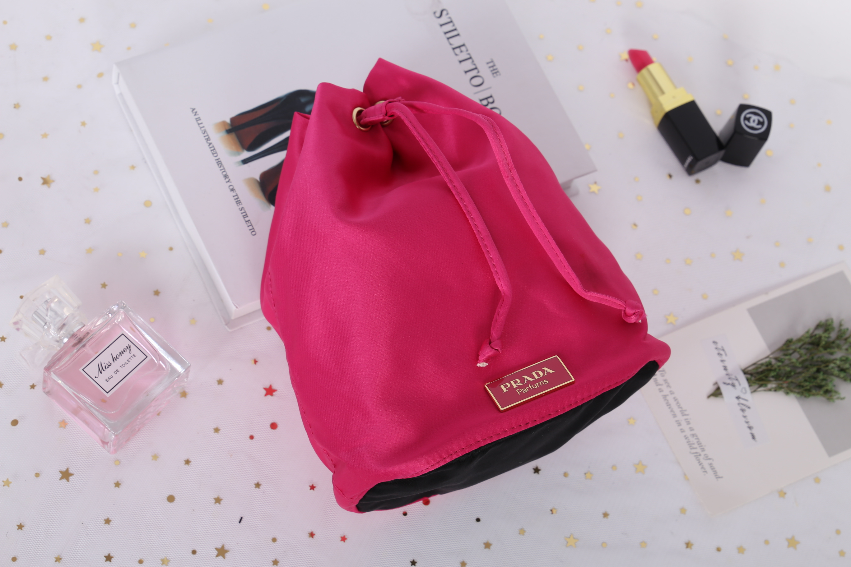 Prada Candy Satin Drawstring Bag กระเป๋าผ้าซาติน จากแบรนด์ Prada รุ่นนี้แถมมาจากน้ำหอมเค้าเตอร์แท้ 💯 ปากกระเป๋าเป็นเชือกหูรูด มีโลโก้ปราด้าติดด้านหน้า สวยงาม น่าใช้ การันตีความสวย ใช้คล้องแขน ใส่ของจุกจิกเก๋ๆค่าา