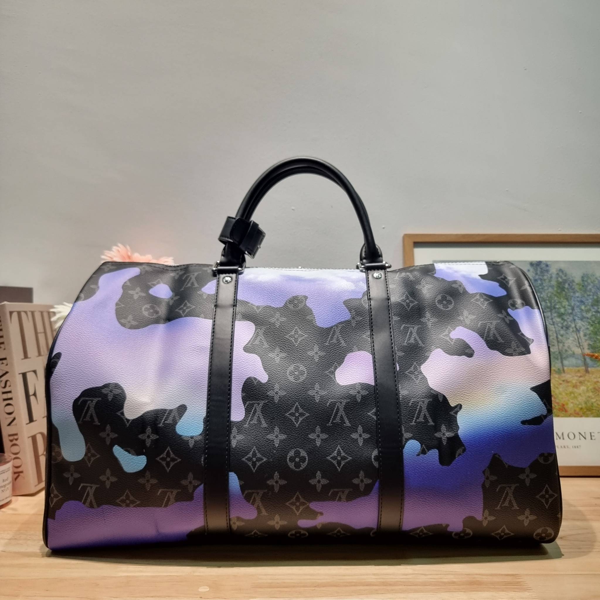 LV KEEPALL 45B BAG กระเป๋าเดินทางสุดคลาสสิค KEEPALL BANDOULIERE MONOGRAM ECLIPSE REVERSE MULTICOLOR สะท้อนแรงบันดาลใจจากคอลเล็คชั่น “Room with a View” สำหรับสิ้นปี 2022 ทึ่ใครๆก็เฝ้ารอ ไอเท็มที่จะทำให้การเดินทางไม่ธรรมดาอีกต่อไป ด้วยดีเทลความเป็นเอกลักษณ์