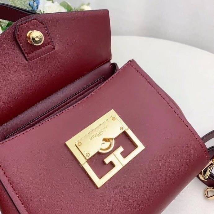 หนังแท้ Givenchy Mini Mystic Calfskin Leather Satchel / Givenchy Top Handle Bag กระเป๋ารุ่นใบใหม่จากแบรนด์หรู การออกแบบเชิงมุมโดดเด่นด้วยแผ่นปิดสามเหลี่ยมที่มีรายละเอียดพร้อมการปิดด้วยแม่เหล็ก double-G พกติดตัวไว้ที่หูหิ้วด้านบนหรือสวมสายสะพายทรงเรียวเพื่