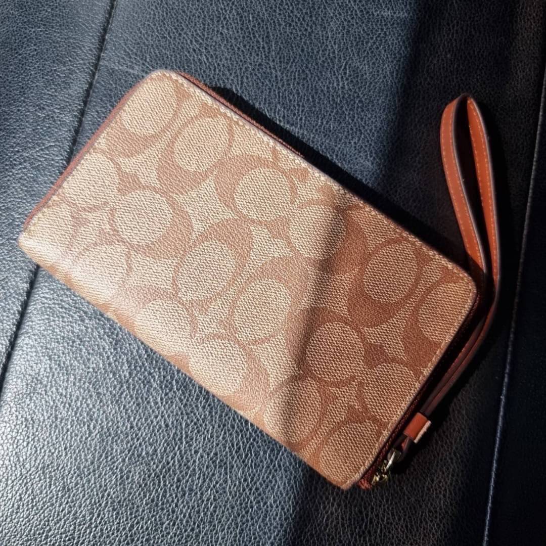 COACH F57468 PHONE WALLET IN SIGNATURE COATED CANVAS กระเป๋าสตางค์ถนอมมือถือ!! 2IN1 สุดๆ ใส่โทรศัพท์ ใส่เงิน ใส่บัตร ครบถ้วน!! จบในใบเดียวจ้า ขนาดกำลังเหมาะมือ วัสดุหนังแคนวาสเคลือบลาย คุณภาพดี สาวๆมีไว้ติดตัวสักใบ ไม่ผิดหวังจ้า