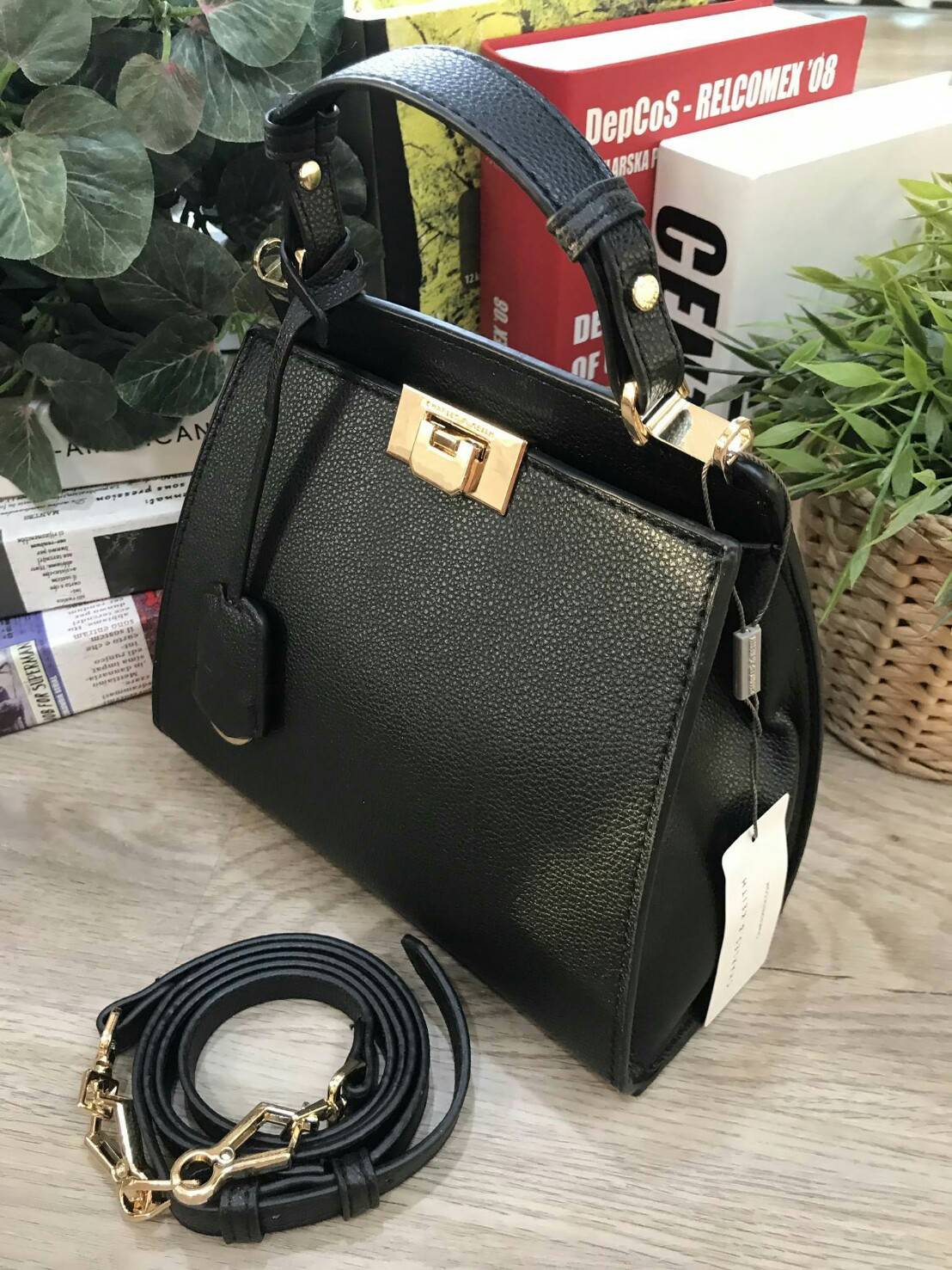CHARLES & KEITH ANGULAR PUSH-LOCK HANDBAG 2018 กระเป๋าถือหรือสะพายคอลเลคชั่นใหม่ หนังสวยอยู่ทรง ขนาดกำลังดี น้ำหนักเบา มาพร้อมTag ห้อยที่หูกระเป๋า หูจับถนัดมือ สายสะพายยาวถอดได้ ปรับระดับได้ เปิดปิดด้วยตัวล็อคพับอะไหล่ทองปั๊มโลโก้ ภายในกว้างสามารถใส่กระเป
