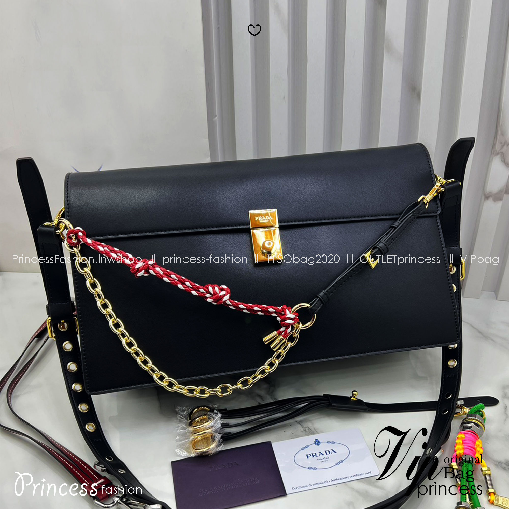 ORI หนังแท้ | 35cm Prada Soft Sound large leather shoulder bag with charms กระเป๋าสะพายทรงกล่องใบใหญ่ รุ่นใหม่ล่าสุด มาแรงแบบเกินต้าน ด้วยดีไซน์เรียบ แต่มีกิมมิคเท่ห์ๆ ที่สายและพวงห้อยหลากสีสุดคิวท์