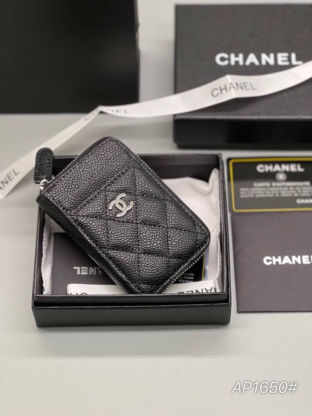 CHANEL mini zippy black caviar เกรดออริจินอล หนังแท้ กระเป๋าเงินซิปรอบใบเล็ก ด้านหน้ามีช่องใส่การ์ด 2 ช่อง ด้านหลังกระเป๋า 1 ช่องและด้านในกระเป๋าแบ่งเป็น 2 ช่องนะคะ ใส่ได้ทั้งการ์ด เหรียญ แบงค์แบบพับได้ค่ะ หนังคาเวียสีดำ อะไหล่เงิน สวยคลาสสิคมากๆ เลยค่ะ ภ