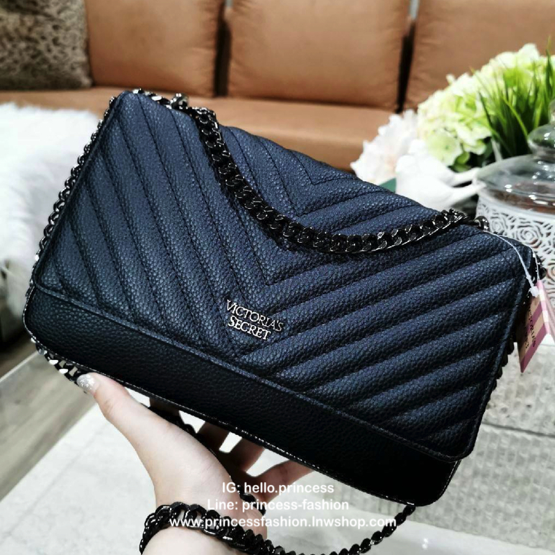 VICTORIA'S SECRET Quilted Chain Crossbody Sling Bag กระเป๋าสะพายรุ่นใหม่ล่าสุดจาก Victoria's Secret วัสดุหนังแกะสังเคราะห์ชึ้นลายริ้วหนังสวยอยู่ทรงไม่ย้วยดีไซน์สุดหรูคุณหนูไฮโซ เปิดปิดด้วยฝาปิดกระดุมแม่เหล็ก ภายในมีโลโก้และช่องใส่ของ ใส่กระเป๋าส