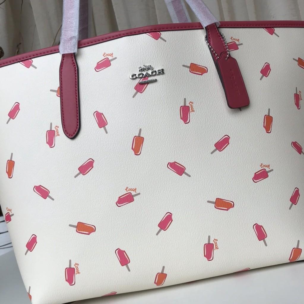 OUTLET 】COACH C4119 CITY TOTE WITH APPLE PRINT COACH CITY TOTE WITH POPSICLE PRINT C4277 แจกความน่ารักสดใส ด้วย 2 รุ่น กับเหล่าแอปเปิ้ลเขียวที่ยกมาทั้งสวน!! และลวดลายไอศครีมโทนชมพูแสนหวาน ดีไซน์ดึงดูดความสนใจได้ดีเลยทีเดียว กระเป๋าทรงช็อปปิ้งใบใหญ่ ที่จุย