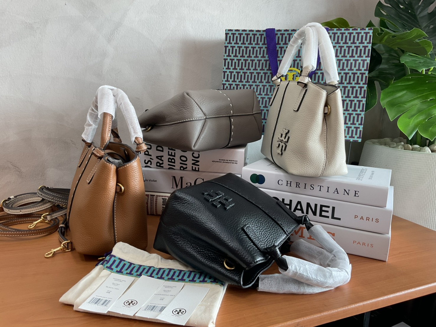 Tory Burch McGraw Mini Satchel กระเป๋าถือ/สะพาย Crossbody วัสดุหนังลูกวัวแท้ 100% ด้านหน้าประดับโลโก้หนัง ตัดเป็นรูปตัว T สัญลักษณ์แบรนด์ ตัวกระเป๋าเดินด้ายเล่นลายเพิ่มลูกเล่น เพื่อความเก๋!!