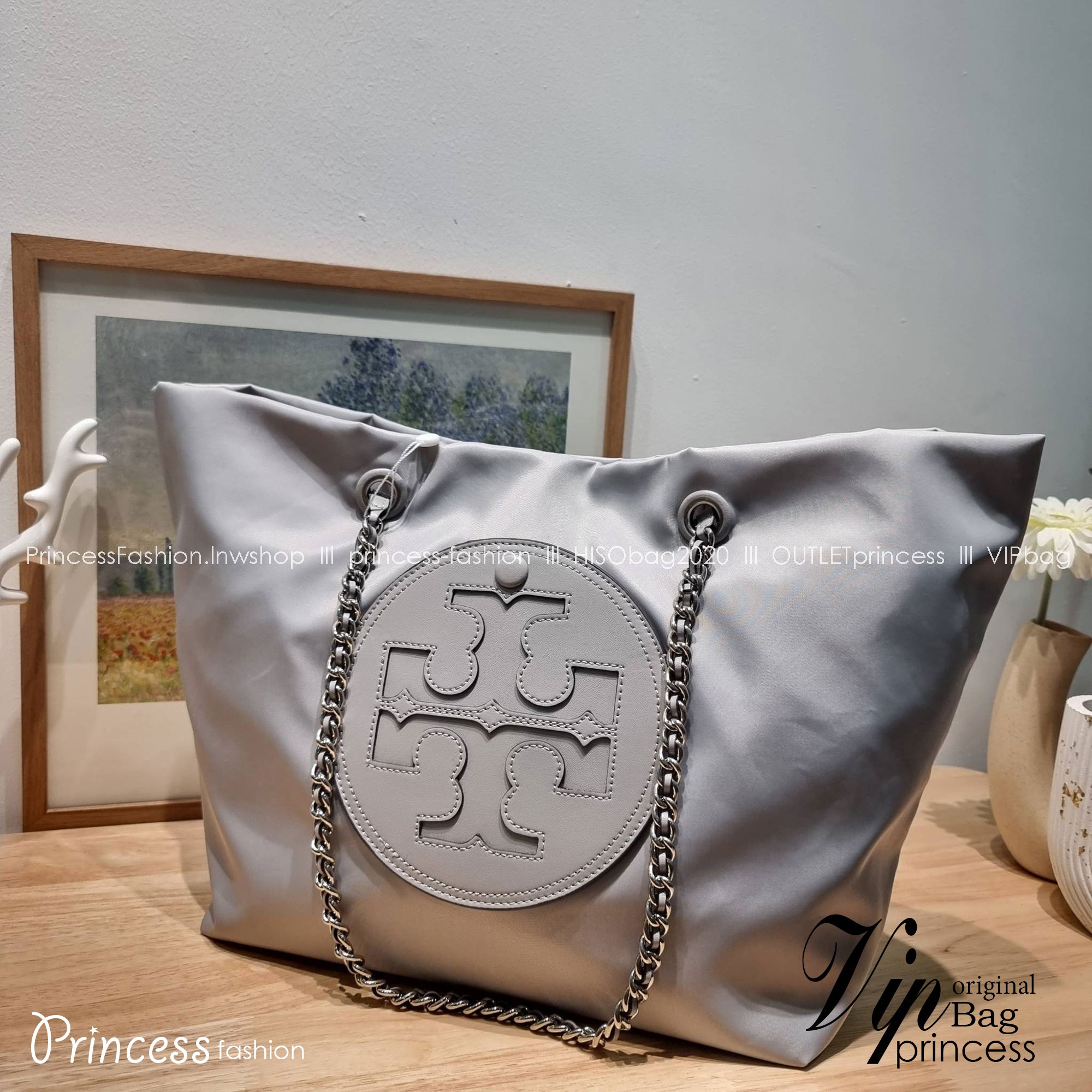 TORY BURCH Ella Chain Tote Bag / TORY TOTE NYLON BAG พร้อมส่ง 4 สี กระเป๋าสะพายทรงโท้ทใบใหญ่ จุของไปเลยแน่นๆ รูปทรงคลาสสิคชวนใช้ โดดเด่นด้วย patch โลโก้ แนะนำรีบสั่งใช้ไปสวยก่อนใครได้เลยน้า