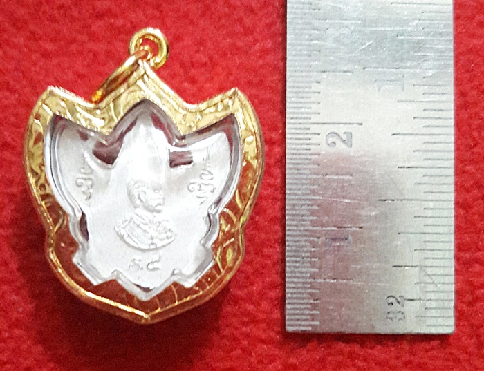 สินค้าหมดค่ะ จี้พญาครุฑหลังเสด็จพ่อร.5องค์เล็กเนื้อเงินพ่นทรายเลี่ยมทองไมครอนพร้อมใบคาถาค่ะ