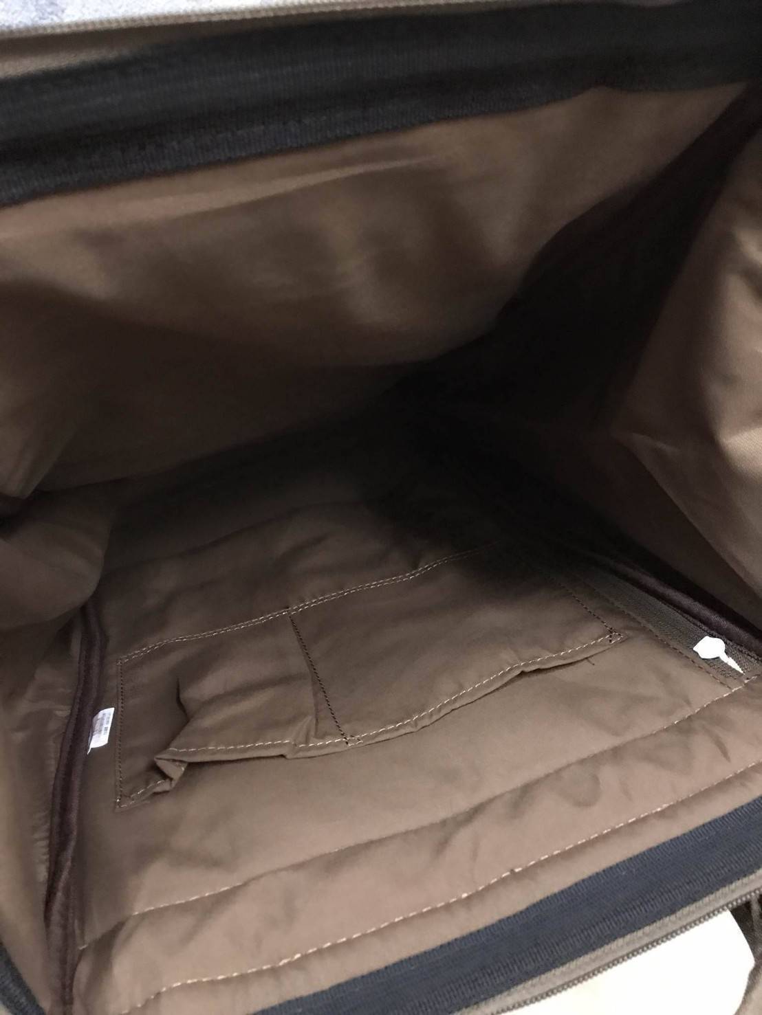 Anello Mottled Polyester Mini Backpack เป้แบรนด์ดังแห่งปี วัสดุ poleyester canvas เนื้อผ้าเรียบหรู และทันสมัย ดีเทลคล้ายรุ่น original ต่างตรงที่ด้านหน้าเป็นงานปักโลโก้สวยงาม และหัวซิป สกรีนโลโก้แบรนด์สีสันเข้ากับตัวกระเป๋า รุ่นชน shop มีหลากสีให้เลือกสรรค