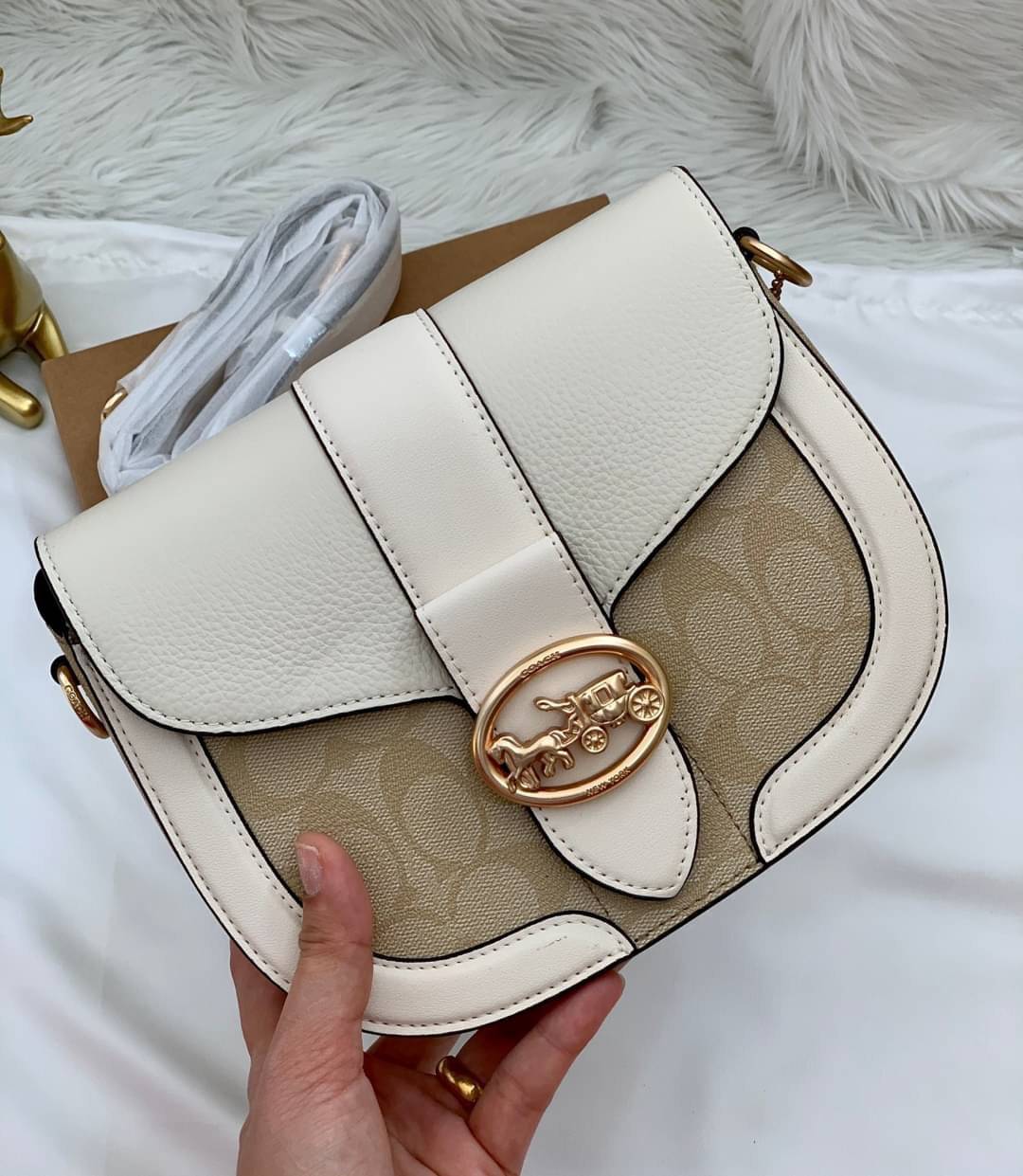 COACH GEORGIE SADDLE BAG ((C3241//C2806//C3593)) 📣มาเพิ่มแล้ว สำหรับสีที่สาวๆรอคอย! กระเป๋าสะพายแบบครอสบอดี้ร์ หนังแท้อย่างดี สวยมากๆค่ะ ด้านหน้ามีอะไหล่โลโก้แบรนด์หรู+ความคลาสสิคเข้ามา เปิดปิดกระเป๋าแบบกระดุมแม่เหล็กภายในมีช่องตอนหน้า และช่องหลัก