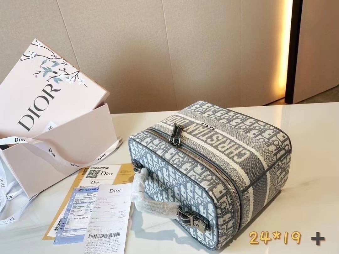 DIOR TRAVEL VANITY CASE Oblique Embroidery กระเป๋าใส่เครื่องสำอางค์ สวยคลาสสิคขนาดกำลังดี พกพาสะดวก ใช้งานง่ายสุดๆ วัสดุงานทอละเอียดคุณภาพดี ภายในเป็นช่องโล่ง ใบจริงงานสวยเกินเบอร์!! สวยงามเกินราคา ไม่ผิดหวังจ้า