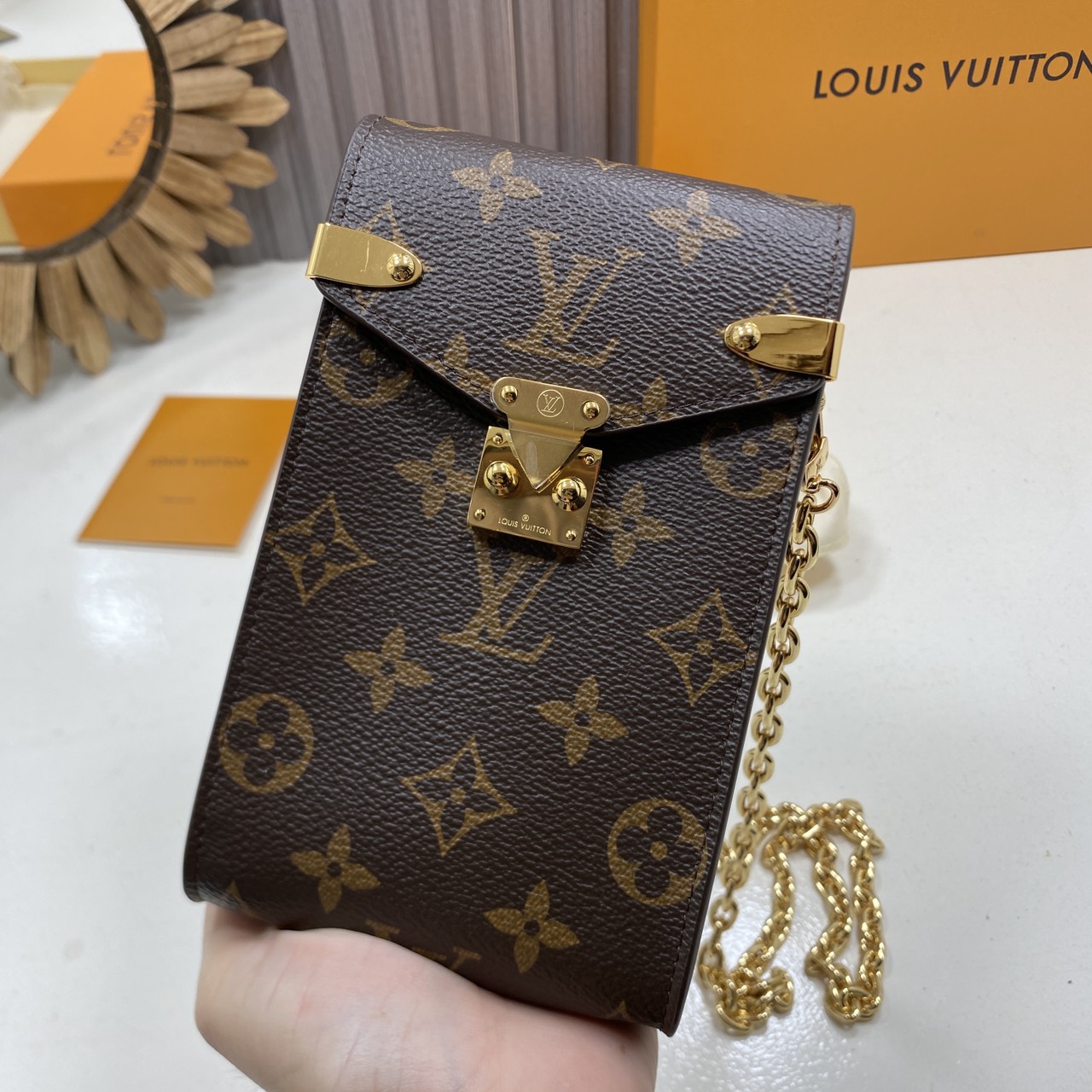ORI หนังแท้ | LV Phone Pouch Métis Bag กระเป๋าสะพายใส่โทรศัพท์ ดีไซน์ที่รังสรรค์อย่างพิถีพิถันด้วย Monogram Canvas ชิ้นเดียว ยกระดับด้วยฮาร์ดแวร์โทนสีทอง