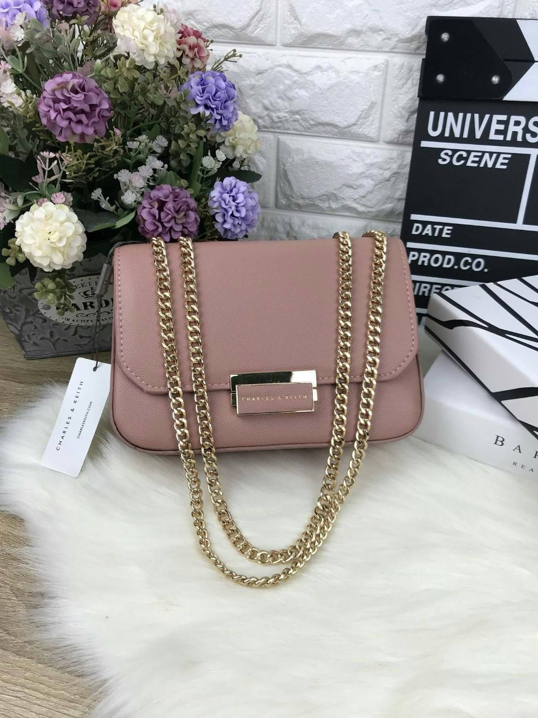 CHARLES & KEITH PUSH-LOCK CHAIN BAG กระสะพายใบเก๋ วัสดุหนังปั๊มลายคาร์เวียร์ เปิดปิดด้วยตัวล็อกที่ด้านหน้า ด้านในมีช่องซิป ช่องใส่บัตร สามารถใส่ iphone 7 plus ได้ รุ่นนี้จะสะพายแบบสายคู่/สายเดี่ยวก็ได้นะคะ สวยครบเครื่องเลยค่ะ