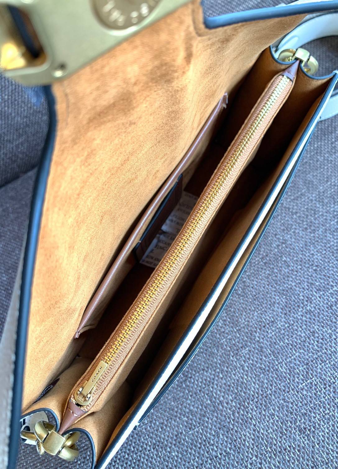 COACH TABBY SHOULDER BAG 26 ((73995)) 📣พร้อมส่งที่ไทยอีกครั้งค่ะ ห้ามพลาด ✔️กระเป๋าหิ้ว//คล้องไหล่//สะพายข้างได้ สุดคุ้ม! หนังแท้อย่างดี ลายหนังสวยนิ่มมือมากค่ะ ✔️ด้านหน้ามีอะไหล่แบรนด์ตัวใหญ่ อะไหล่ทองสวยโดดเด่น ✔️เปิดปิดกระเ