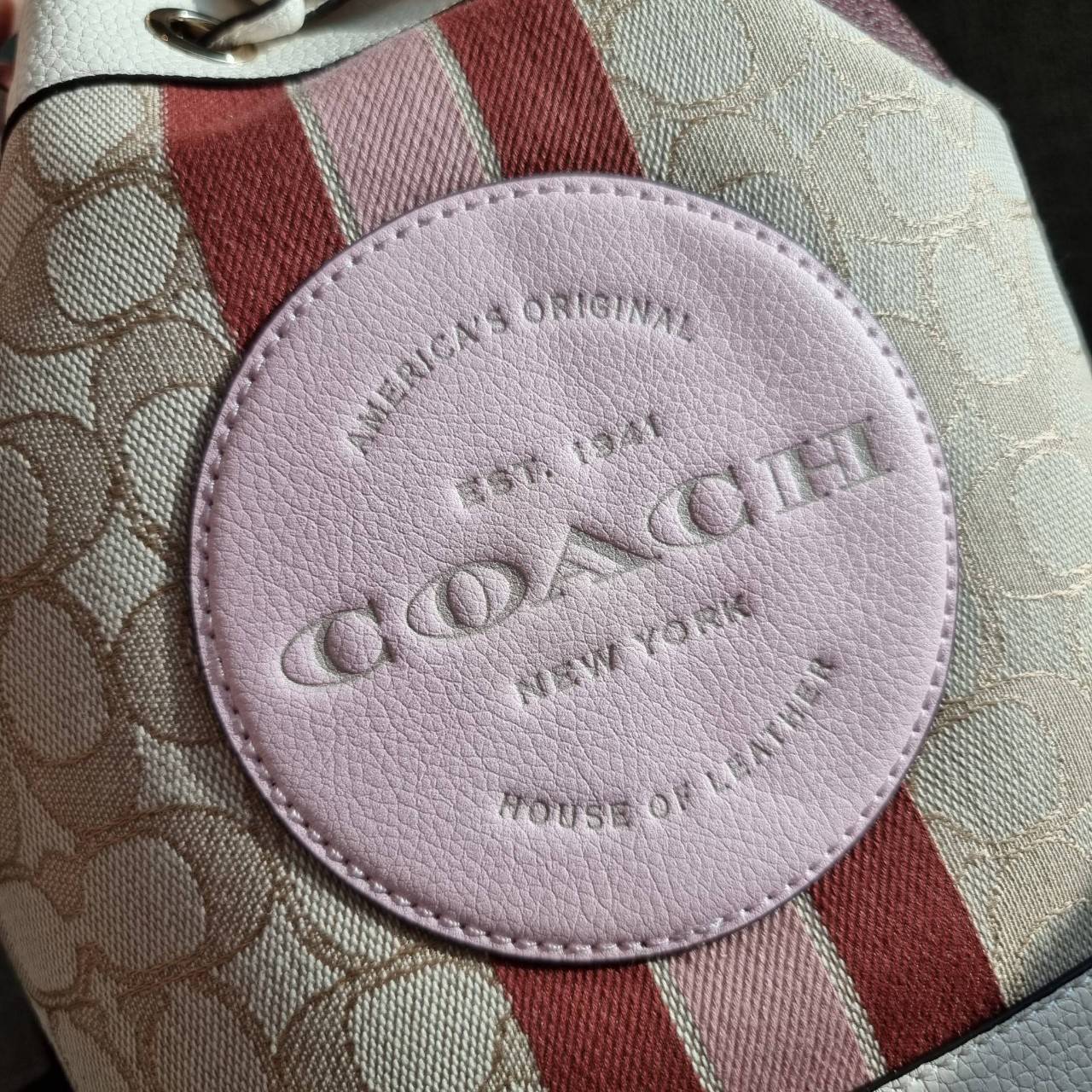 OUTLET 】COACH DEMPSEY DRAWSTRING BUCKET BAG IN SIGNATURE JACQUARD WITH STRIPE AND COACH PATCH C4101 C4102 พี่สาวใบใหญ่สุดสวยมาแล้วจ้า!! กระเป๋าทรงถังไซส์ใหญ่ ที่สาวๆรอคอย ใช้งานง่ายด้วยการรูดหนังปิดรอบปากกระเป๋า ทุกอย่างลงตัวที่สุด!! โดดเด่นด้วยลวดลายสีสั