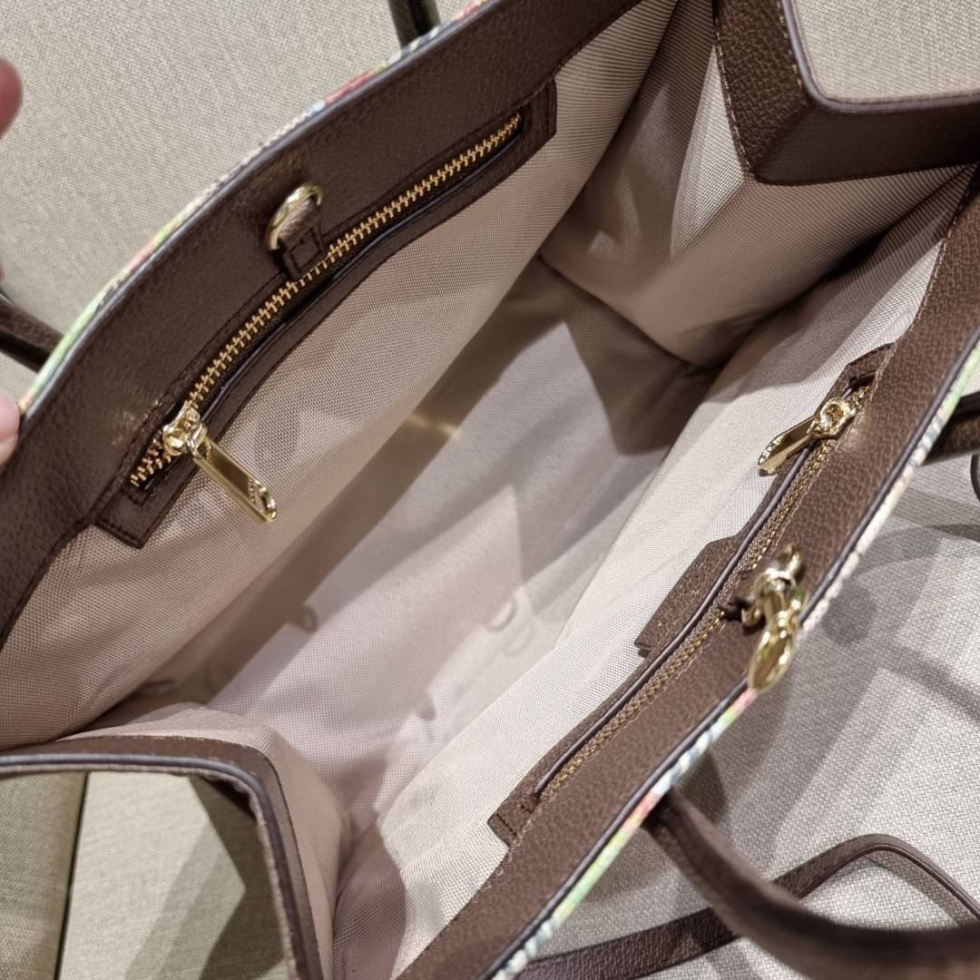 GUCCI Tiger GG small tote bag ใบใหญ่ อีกไอเท็มใหม่ ร้อนแรงไฟลุก!! ต้อนรับปีเสืออย่างเป็นทางการ จัดให้แบบเลิศๆ กับกระเป๋าทรงโท้ท วีไอพีพรีเมี่ยมกิ๊ฟ ไซส์ใหญ่ โดดเด่นด้วยลวดลายไม่ซ้ำใคร สวยเอกลักษณ์ วัสดุหนังแคนวาส ภายในโล่งกว้างมาก ใส่ของแบบแน่นๆ จุๆไปได้เ