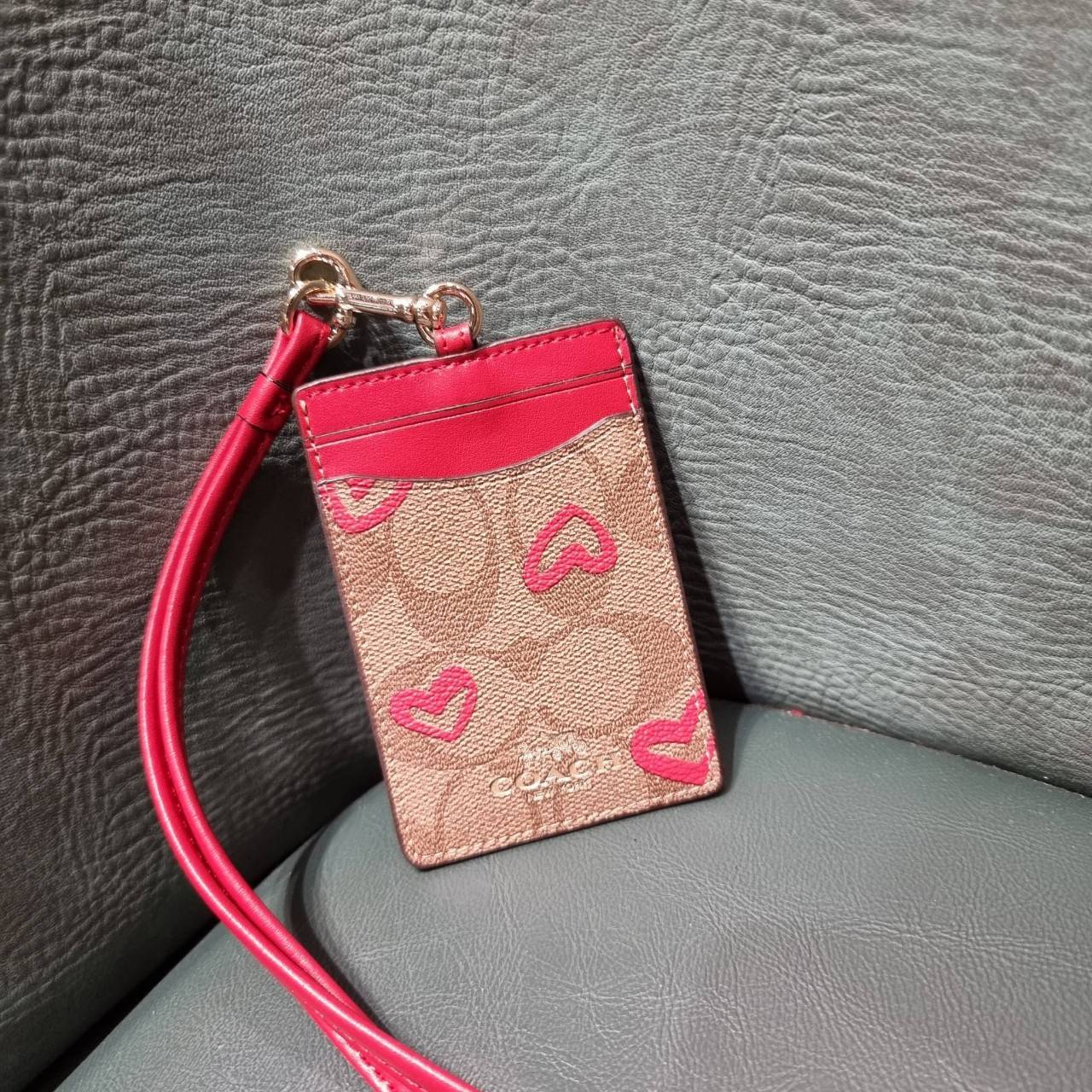 COACH C3305 ID LANYARD IN COLORBLOCK SIGNATURE CANVAS ง่ายๆแบบไม่ธรรมดา!! คลาสสิคแต่มีดีเทลโดดเด่น!! กระเป๋าถนอมบัตร พร้อมสายคล้องคอ ดีไซน์ลวดลายสวย ดูดีทุกแบบ ใช้งานง่าย พกพาสะดวก จะใส่บัตรพนักงาน บัตรเครดิต บัตรปชช. ใบขับขี่ และบัตรอื่นๆที่อยากจะใส่!! ต