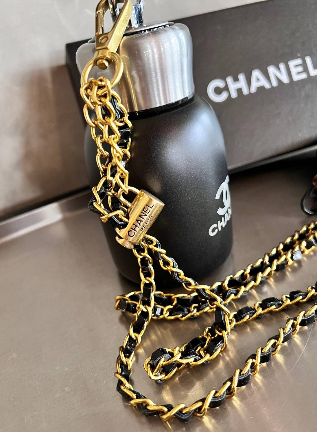 CHANEL SET BOX VIP MAKE UP ขวดน้ำ+กระเป๋า เซ็ทมีจำนวนจำกัด! มีประดับติดตัวหรูๆดูไฮ หรือพกพาแบบสะพายขึ้นเครื่องเดินทางได้เลย กับกระติกน้ำขนาดพกพาจาก Chanel วัสดุสแตนเลสอย่างดี สำหรับใส่น้ำ ใส่กาแฟ ตามความชอบเลยค่ะ