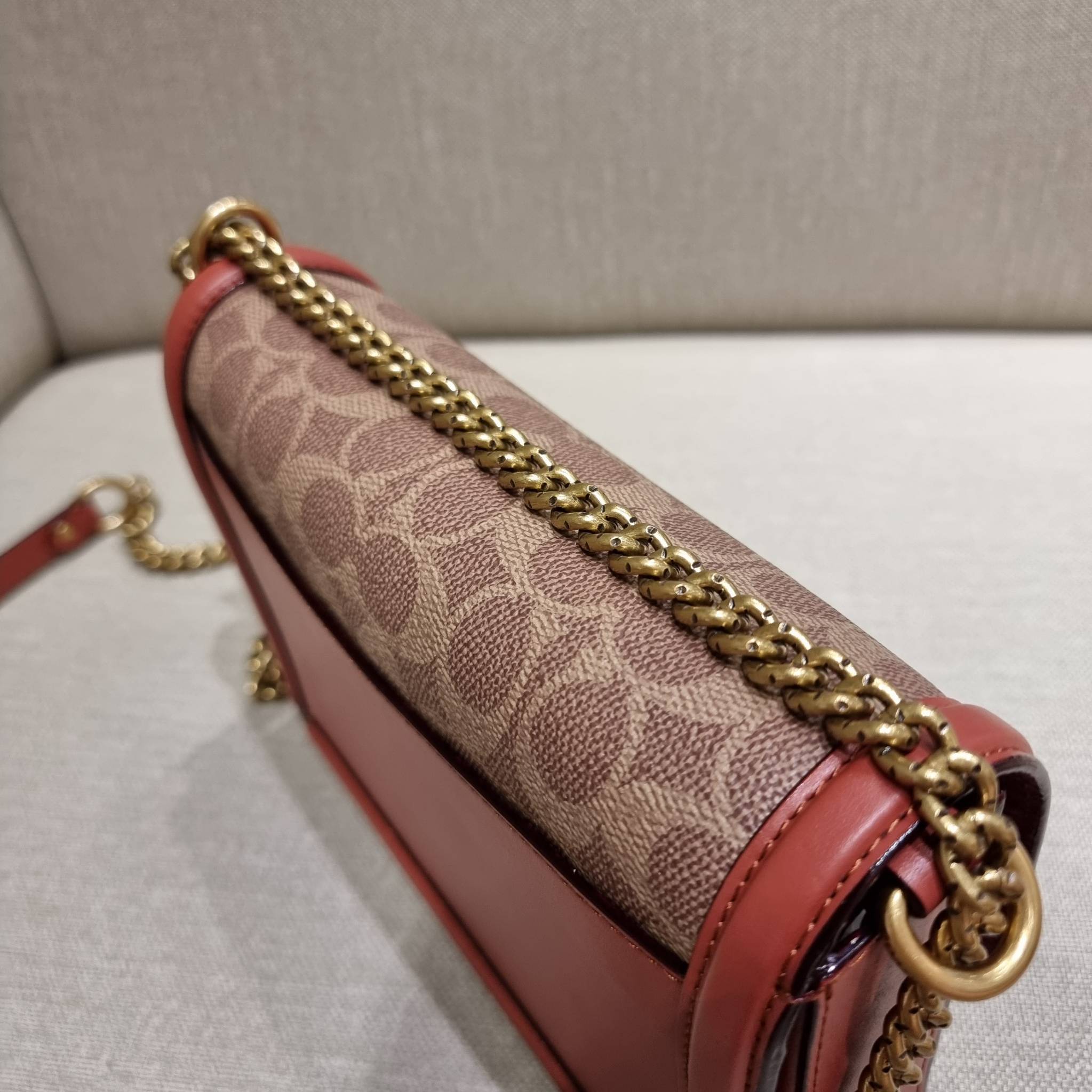 COACH 3492 HUTTON SHOULDER BAG IN SIGNATURE CANVAS sold out ไปกันทั่วหน้าในหลายประเทศ กับกระเป๋าสะพายที่สุดของความหรู ดีไซน์คลาสสิควินเทจ ลูกเล่นสีแทนสนิมตัดกับอะไหล่สีทองเหลืองดูย้อนยุคและหรูหรา วัสดุหนังแคนวาสสลับหนังแท้ สายสะพายโซ่สลับหนัง ปรับสะพายได้