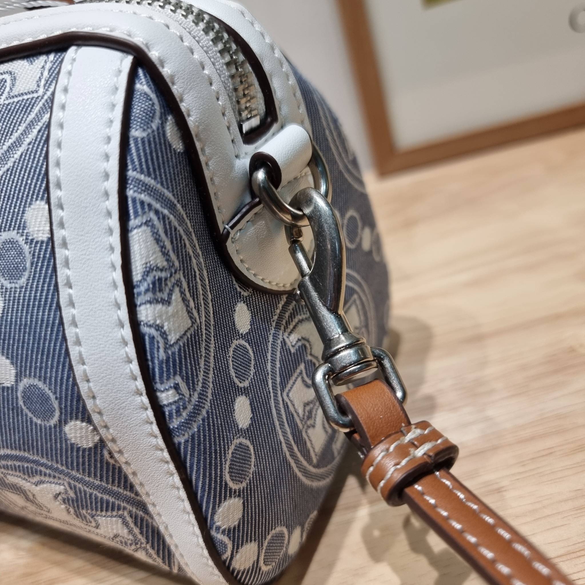 TORY BURCH Petite T Monogram Denim Barrel Bag / TORY BURCH MINI T MONOGRAM DENIM TOTE คอลเลคชั่นใหม่รับซัมเมอร์นี้ กับกระเป๋าสะพายทรงโท้ท ไซส์มินิ ดีไซน์โทนสีฟ้า สวยคม