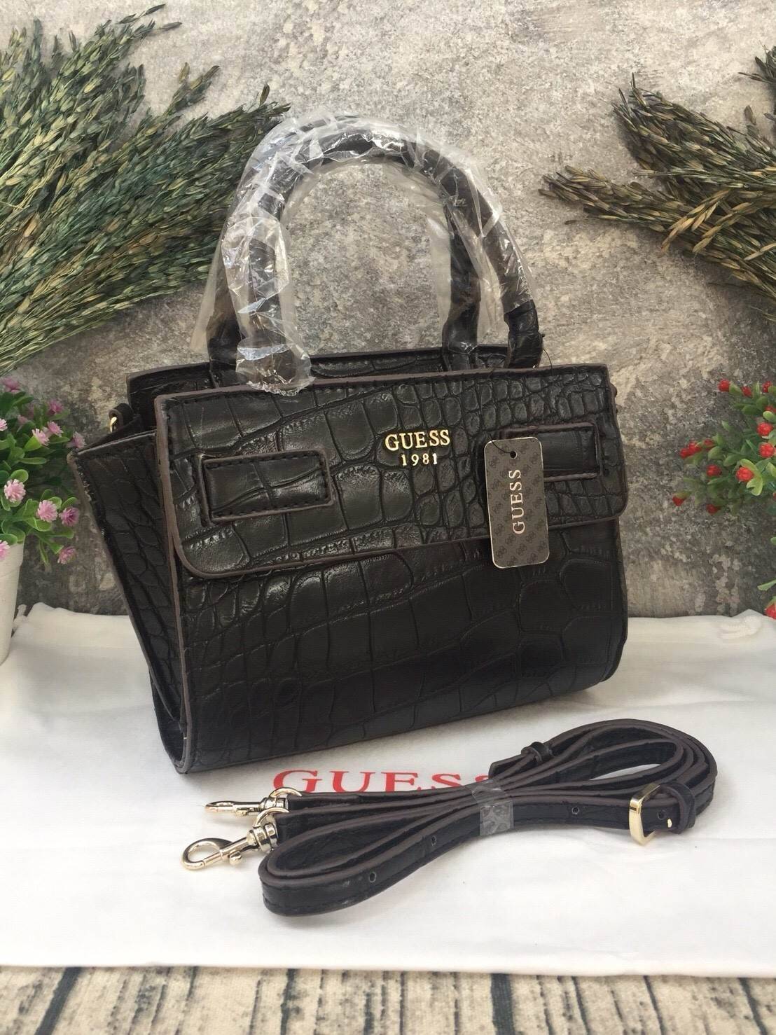 GUESS Cate Mini Series Crocodile New Collection!! กระเป๋าถือหรือสะพายลายหนังจระเข้สวยอยู่ทรง ดีไซน์หรูหรา เปิดปิดด้วยซิปคุณภาพดี ภายในโล่งจุพอประมาณ มีช่องซิปเล็กเปิดปิดง่าย ผ้าบุลายแบรนด์สวย สายสะพายปรับระดับได้ รุ่นนี้สวย หายาก ใช้ได้หลายโอกาสแน่นอน สาว