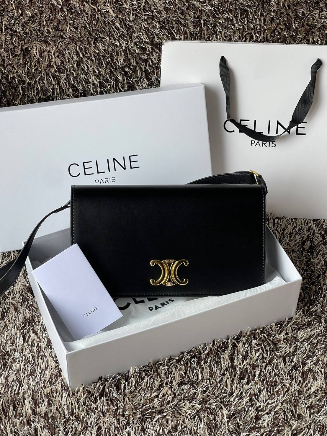 CELINE TRAPEZE TRIOMPHE BAG ดีไซน์เรียบหรู Timeless โดดเด่นมีเอกลักษณ์ ใช้ได้หลายโอกาส แมทช์กับการแต่งตัวง่าย จึงครองใจสาว ๆ ได้ไม่ยาก โดยเป็นกระเป๋าสะพายไหล่ที่อัดแน่นด้วยกลิ่นอายความคลาสสิกและหรูหราตามแบบฉบับของ Celine ด้านหน้าตกแต่งด้วยโลโก้สีทองโดดเด่