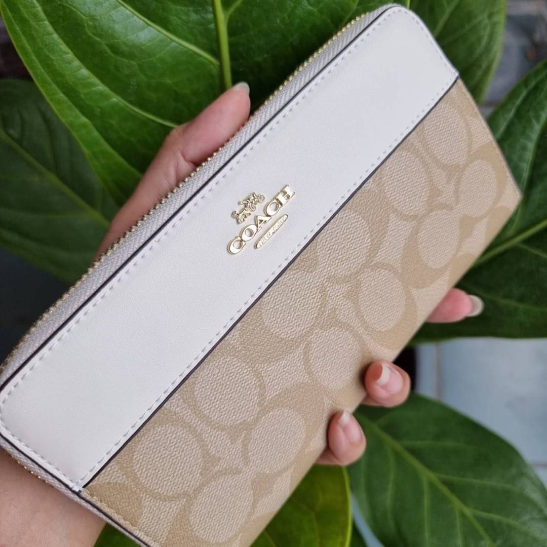 COACH F76873 ACCORDION ZIP WALLET IN SIGNATURE CANVAS Best seller กระเป๋าสตางค์รุ่นคลาสสิค ซิกเนเจอร์ของแบรนด์ ที่ขายดีตลอดกาล วัสดุหนังแคนวาสเคลือบสลับหนังแท้ เปิด-ปิดด้วยซิปรอบ รูดใช้งานง่าย ใส่บัตรได้ มีช่องซิปใส่เหรียญ ใส่มือถือได้ พกใบนี้ใบเดียวเอาอย