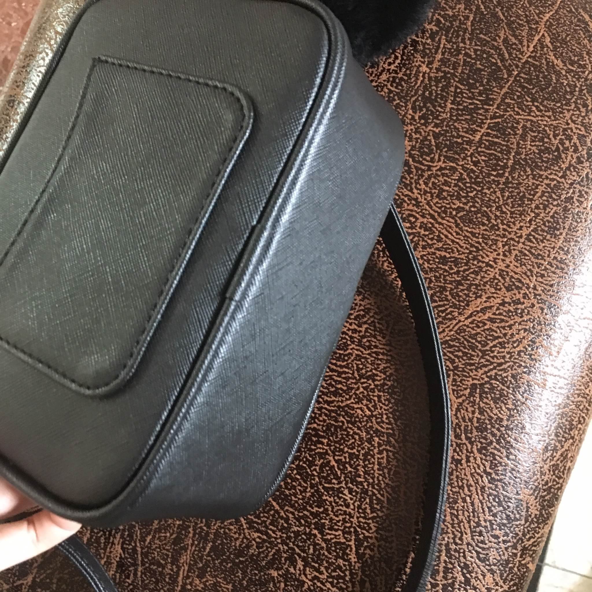 สินค้าขายดีมากี่รอบก้อหมด KEEP รุ่น Saffiano Box clutch&shoulder bag กระเป๋าสะพายทรงน่ารัก ตัวกระเป๋าถอดสายถือเป็นคลัช ออกงาน หรือสะพายพาดลำตัวได้เลย จุดเด่น ที่ตัวกระเป๋าทำจากหนัง Saffiano prada คะ สวย ทน ดูแลทำความสะอาดได้ง่าย ขนาดกำลังดีใส่โทรศัพท์ ได้