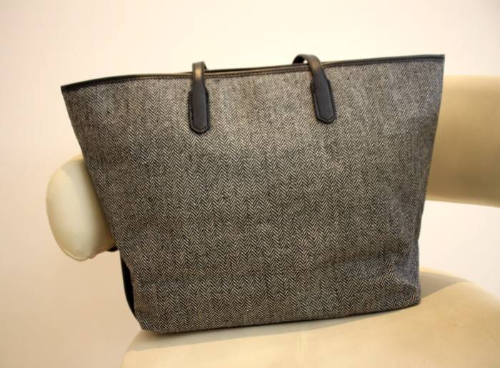 New in! กระเป๋าถือหรือสะพายสุดชิคจาก Givenchy Perfume Counter ของแท้100 (ไม่ใช่งานเลียนแบบ) วัสดุ Canvas ด้านหน้าเป็น PVC ปั้มแบรนด์ **สวยหรู ภายในเป็น Polyester 100% สกรีนลายโลโก้สวยเก๋ เปิดปิดด้วยกระดุมแม่เหล็ก ขนาดกำลังดี จุของได้ เยอะค่ะ น้ำหนักเบา สา