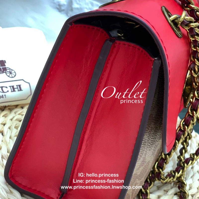 COACH PARKER SIGNATURE SHOULDER BAG กระเป๋าสะพายข้าง/ crossbody หนังแกะแท้ น้ำหนักเบา สวยหรู เปิดปิดกระเป๋าแบบหมุนล็อค อะไหล่รูปเป็นดอกคามิเลีย ภายในกระเป๋ากว้าง แบ่ง 2 ช่องหลัก ช่องซิปคั่นกลางเป็นสัดส่วน ใส่ wallet ยาว ของส่วนตัวใช้ได้ บุหนังกลับผสมกำมะห