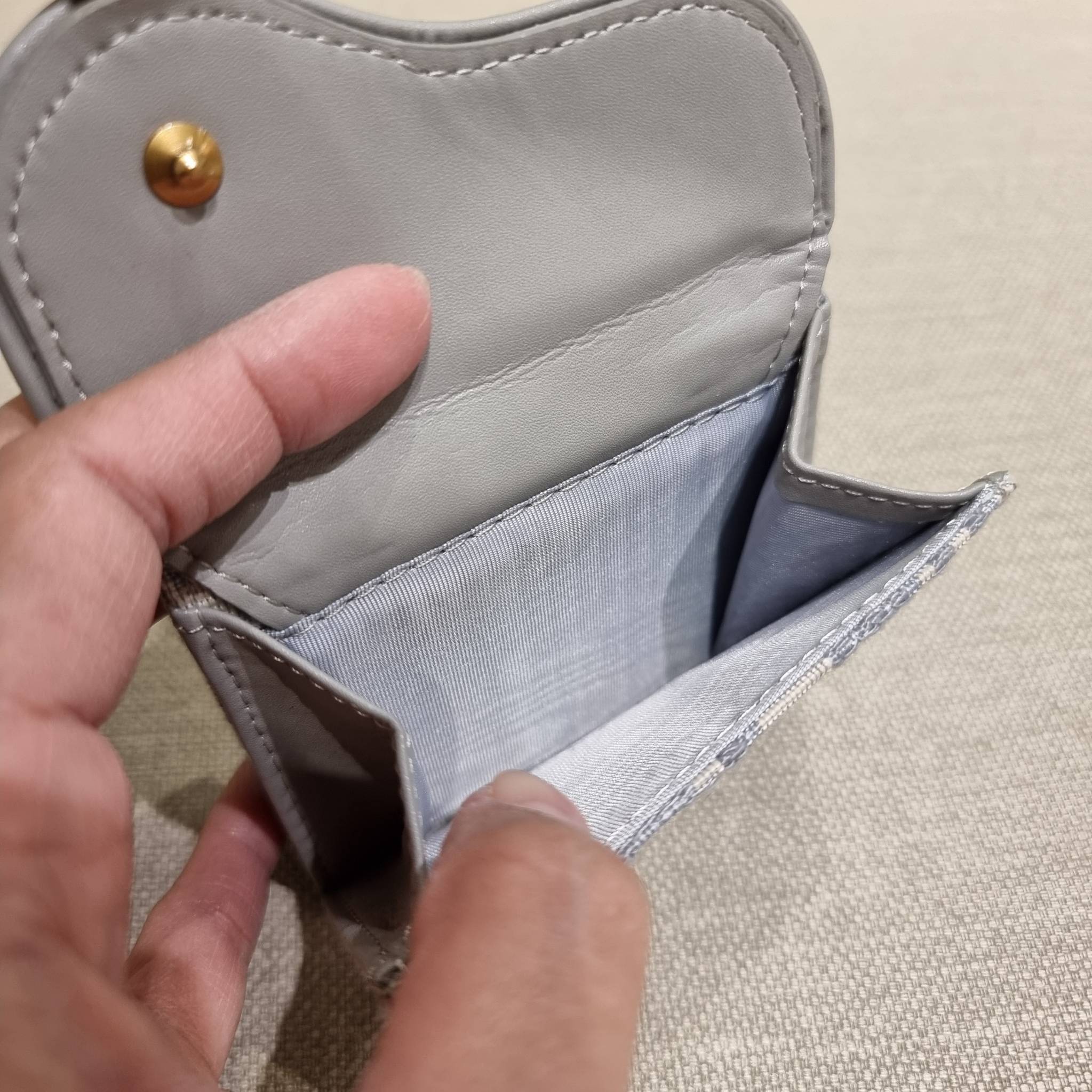 VIP 】CD MULTI WALLET WITH GWP กระเป๋าสตางค์ขนาดเหมาะมือ กะทัดรัดไม่กินพื้นที่ พรีเมี่ยมกิ๊ฟจากเคาน์เตอร์ ดีไซน์แบบพับ ใช้งานง่าย น่ารักน่าใช้จริงๆ วัสดุผ้าแคนวาสปักลาย สลับหนังแท้ภายใน ภายในมีช่องใส่บัตร ใส่ธนบัตรได้ สะดวกใช้มากๆ มาพร้อม box set ในราคาที่