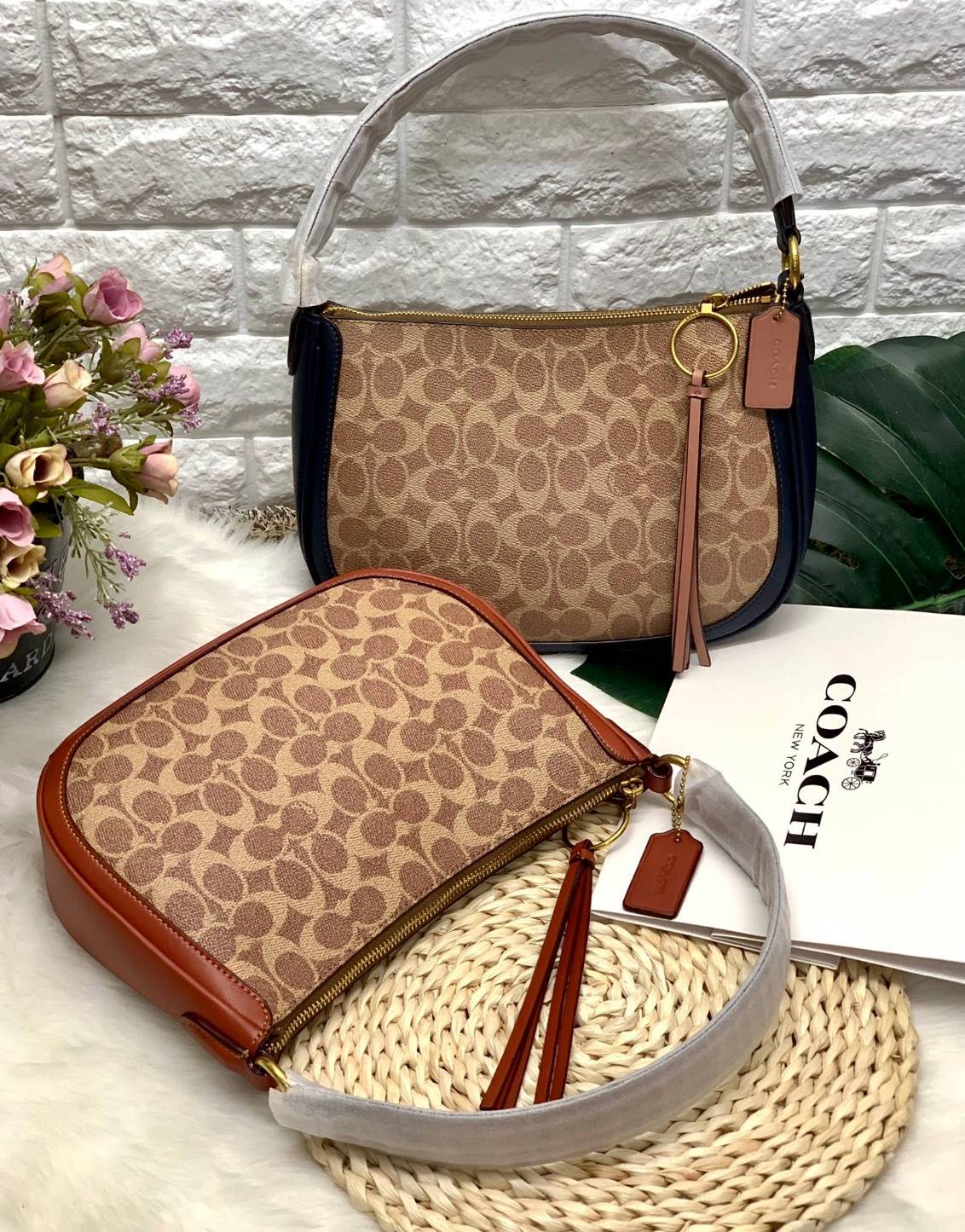 COACH SUTTON CROSSBODY IN SIGNATURE BAG กระเป๋าถือหรือสะพายไหล่ ทรงสวย วัสดุหนังแท้ เนื้อนิ่ม พร้อมพวงกุญแจหนัง เปิดปิดแบบซิป ภายในกว้าง ใส่ wallet ยาว และของใช้ได้เยอะ มีช่องเล็ก พร้อมสายสะพายยาวถอด ปรับได้ค่ะ Dont's miss!!