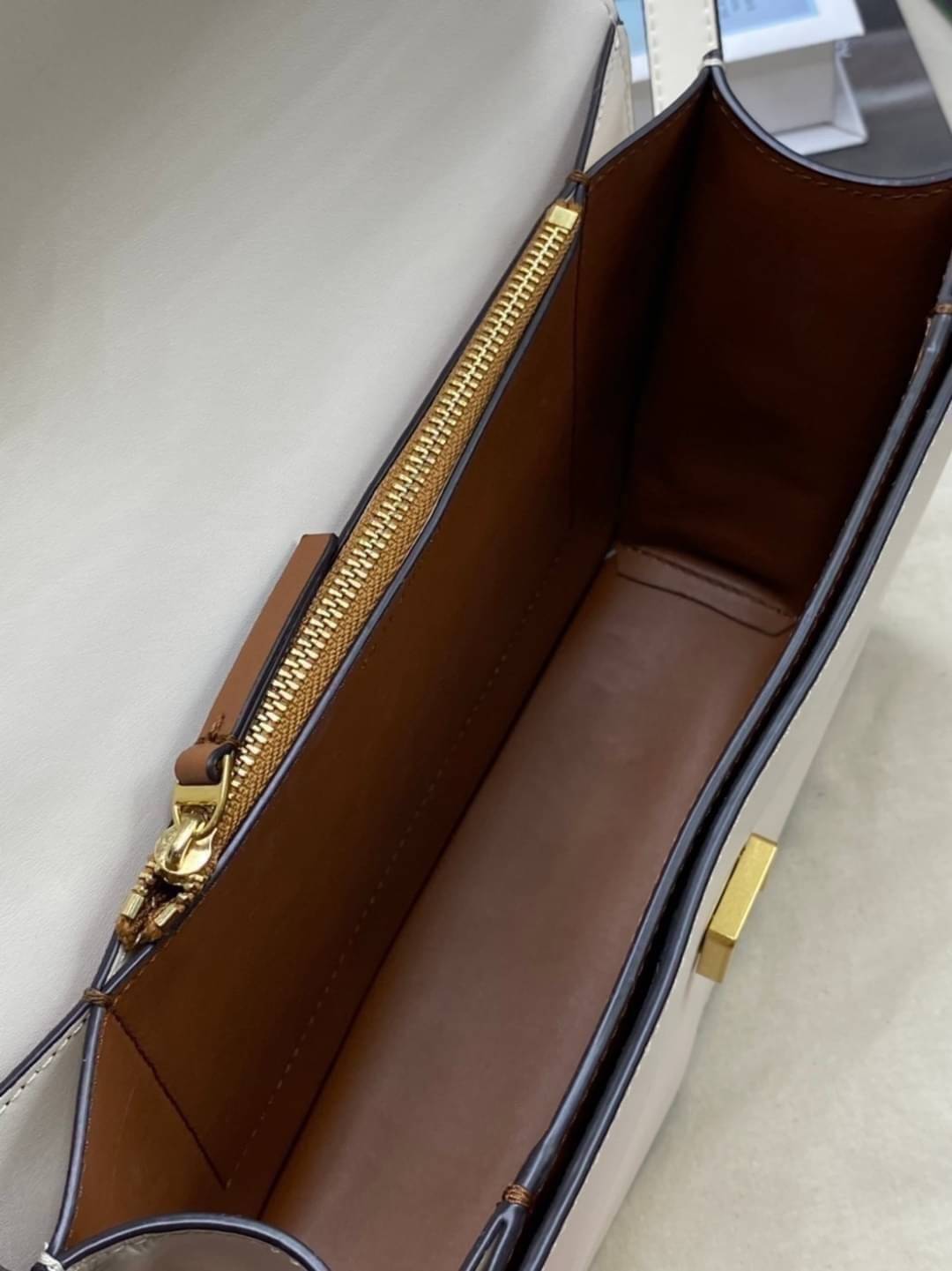 Tory Burch 75003 Eleanor Medium Convertible Shoulder Bag พร้อมส่งที่ไทย อีกรุ่นที่น่าครอบครองมากๆค่ะ กระเป๋าสะพายข้างและทบสายเป็นคล้องไหล่ได้ หนังแท้ชั้นดี ใช้ได้กับทุกๆโอกาส ห้ามพลาด ก่อนหมดนะคะ!!