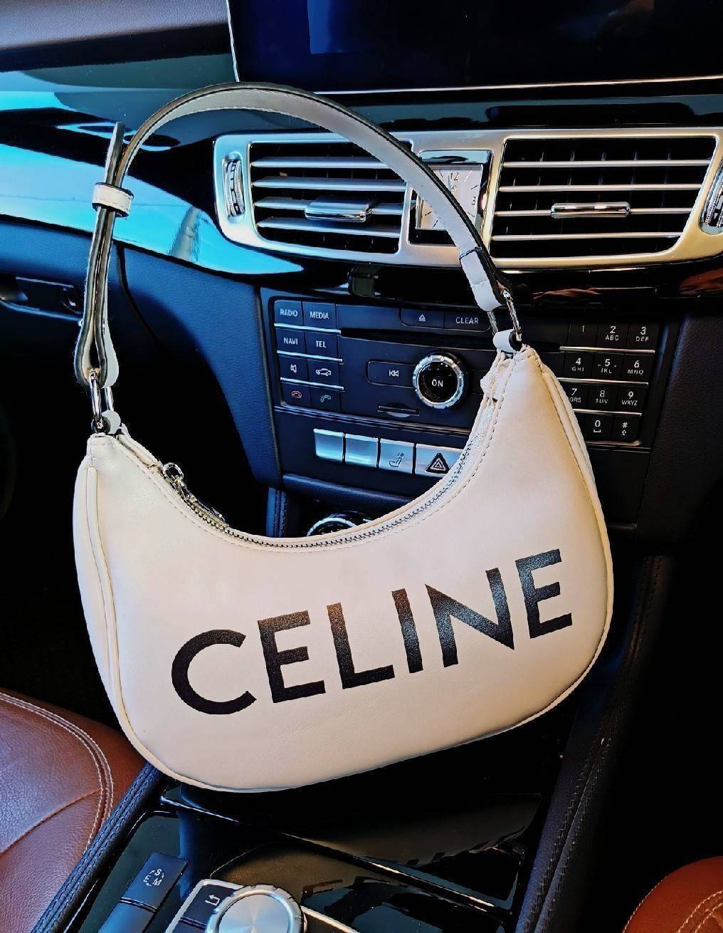 CELINE SHOULDER BAG VIP GIFT WITH PURCHASE (GWP) พรีเมี่ยมกิ๊ฟ Limited Edition จาก CELINE HAUTEPARFUME DUTYFREE COUNTER ดีไซน์ยอดนิยมหนังนิ่มสวยอยู่ทรงเปิดปิดด้วยซิปอะไหล่เงิน ภายในโล่งกว้างมีช่องเล็กสามารถใส่มือถือกระเป๋าสตางค์ใบยาวของใช้ได้จุ หูหิ้วหนัง
