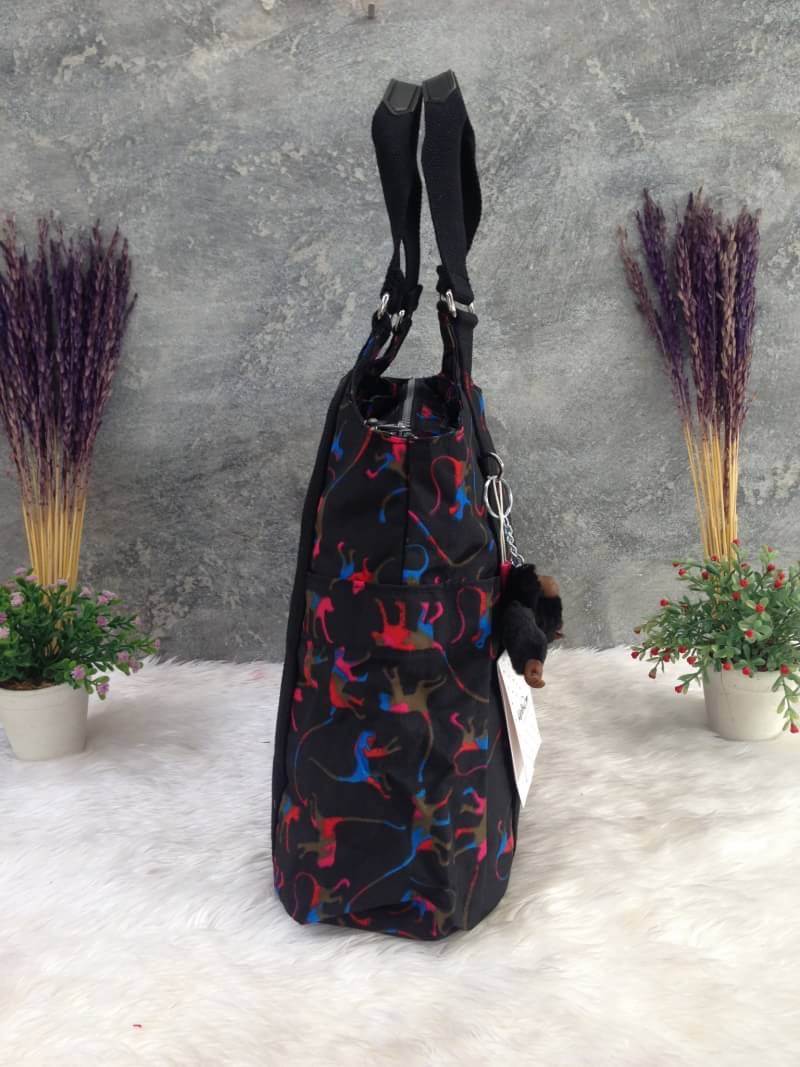 Kipling รุ่น Cicele กระเป๋าสะพายไหล่ใบใหญ่ สวยน่ารัก ตัวกระเป๋าด้านในเป็นช่องโล่งแบบปิดเปิดด้วยซิป มีช่องซิปด้านใน ด้านข้างกระเป๋า มี 2 ช่อง ปิดเปิด ด้วยเทป พร้อมที่ใส่โทรศัพท์ ปากกา และ MP 3 ในส่วนด้านใน และ ด้านข้างกระเป๋า ซ้าย-ขวา เป็นช่องขนาดเล็กสำหรั