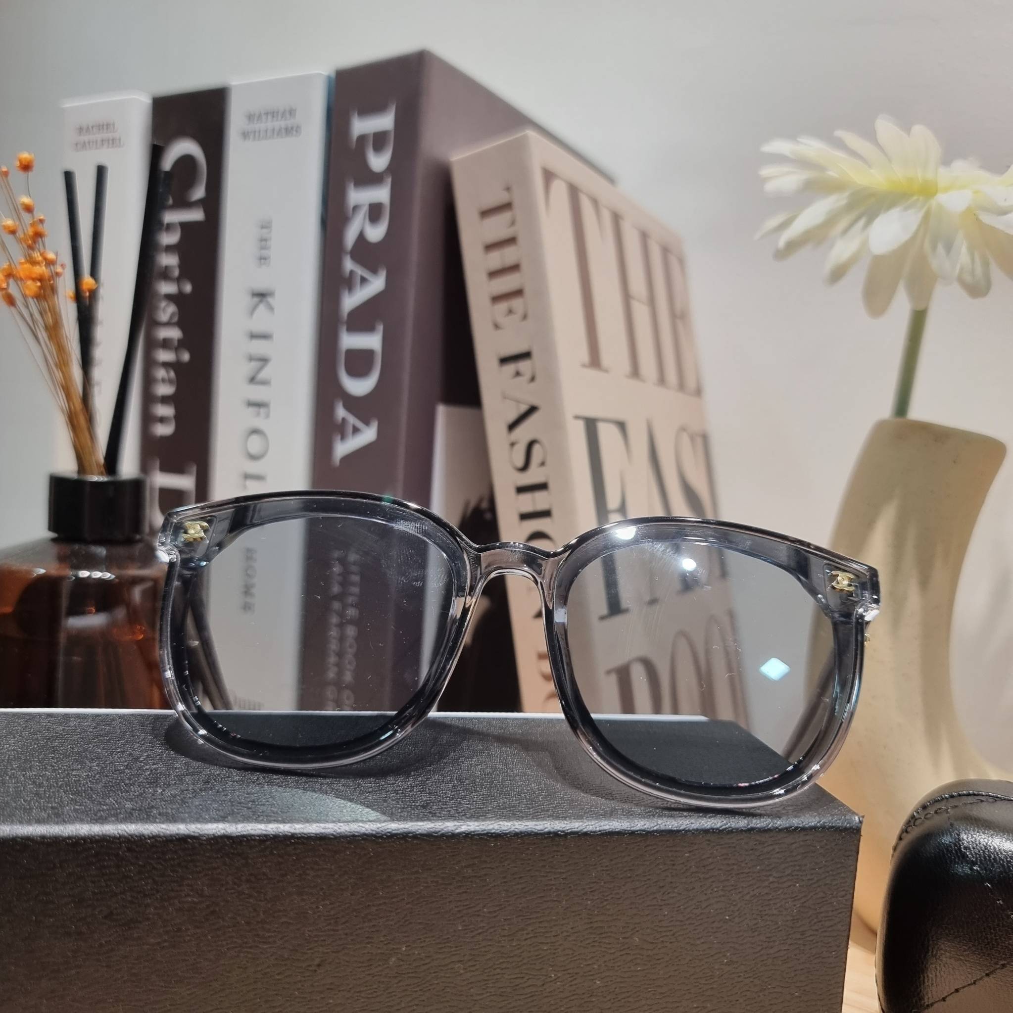 Chanel eye-glasses UV protection gift Box set สุดคุ้ม มาพร้อมอุปกรณ์ครบเซ็ท ดีไซน์ชิคมากแม่!! รับรองไม่ซ้ำใคร ใส่เสริมโหงวเฮ้ง ดูผู้ดี มีพกติดตัวไว้ไม่ตกเทรนด์ ใช้ได้ทุกโอกาส ทุกสถานการณ์ ใส่ที่บ้านถนอมสายตา