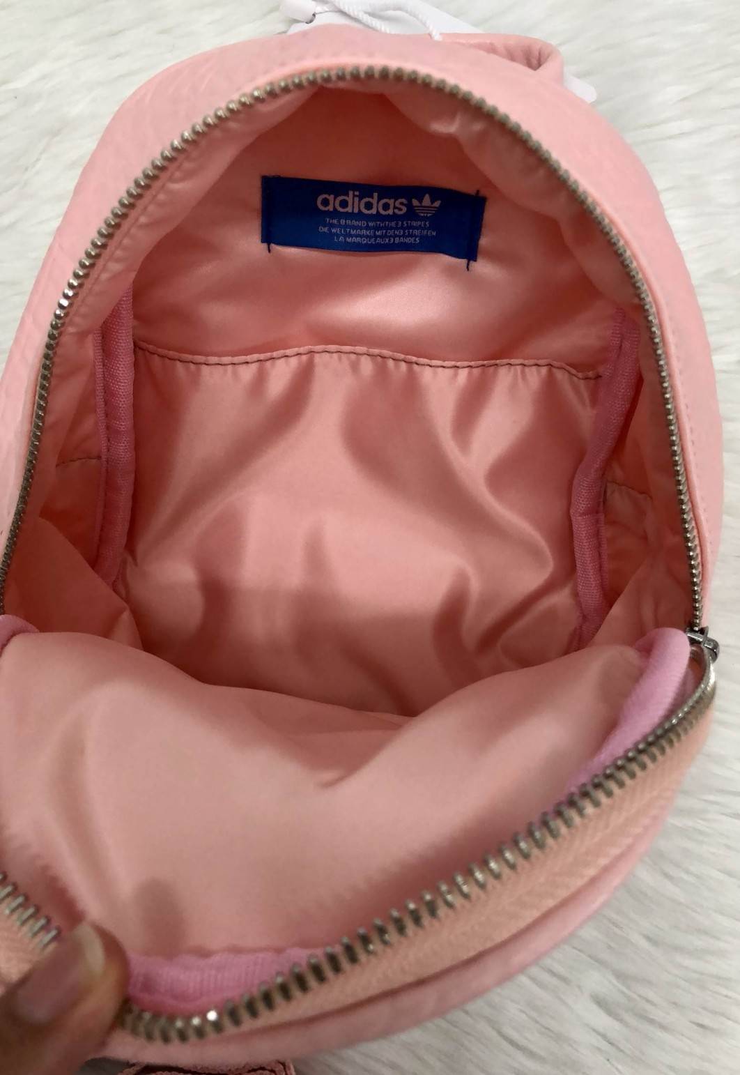 New !!! Adidas Mini Backpack Bag 2018 กระเป๋าทรง sport ขนาดน่ารัก ขึ้นลายสวย หนังนิ่ม ด้านหน้ามีช่องซิปหนึ่งช่อง ใส่ของจุกจิกได้เยอะ ช่องซิปหลักด้านในโล่ง ใส่ของจุ มีอีก 1 ช่องเล็กให้ใส่ของได้ รุ่นนี้มาพร้อมสายยาว2สาย ปรับรูปแบบการใช้งานได้หลากหลาย ถอดออก