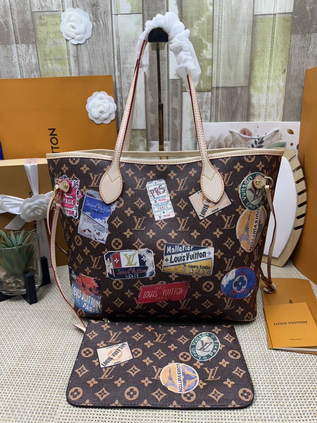 LV Neverfull MM Tote Monogram Canvas With Cat / Puppies กระเป๋าทรงโท้ท รุ่นลิมิเต็ด พิมพ์ลายน้องหมา น้องแมว ลวดลายท่องเที่ยว ลายสีสัน เป็นการรังสรรค์สุดท้าทายครั้งใหม่ของกระเป๋ารุ่นไอคอนิกจากหลุยส์ ผสานความหลากหลายในการใช้งานยุคใหม่กับพลังสีสันอันสดใสได้อ