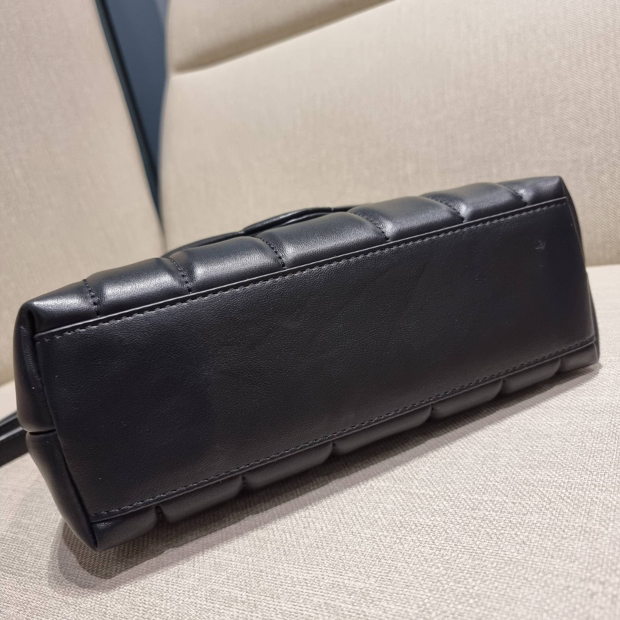 TORY BURCH KIRA QUILTED SMALL SATCHEL มาแล้วด่วนๆ!! กับคอลที่ปังไม่ไหว พร้อมเสิร์ฟสีคลาสสิค กระเป๋าถือ/สะพาย ทรงสวย สะพายคล่องตัว หนังแท้ ดีไซน์บุนวม เส้นคมสวยหรู วัสดุหนังแกะ สัมผัสดีงาม นิ่มมือ เปิด-ปิดด้วยอะไหล่บิดล็อค ภายในเป็นช่องโล่ง มีช่องซิป ใส่ขอ