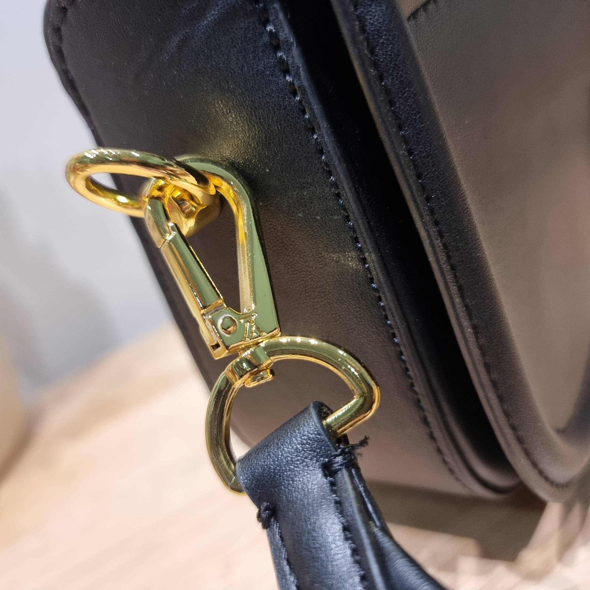 LV officier crossbody bag / LV Officier Pouch With Strap กระเป๋าสะพายเรียบหรู ดีไซน์เรียบง่าย ใช้งานสะดวก พร้อมใบลูกน่ารัก และสายสะพายเส้นใหญ่ ทนทาน แน่นหนา วัสดุหนังเรียบสวย
