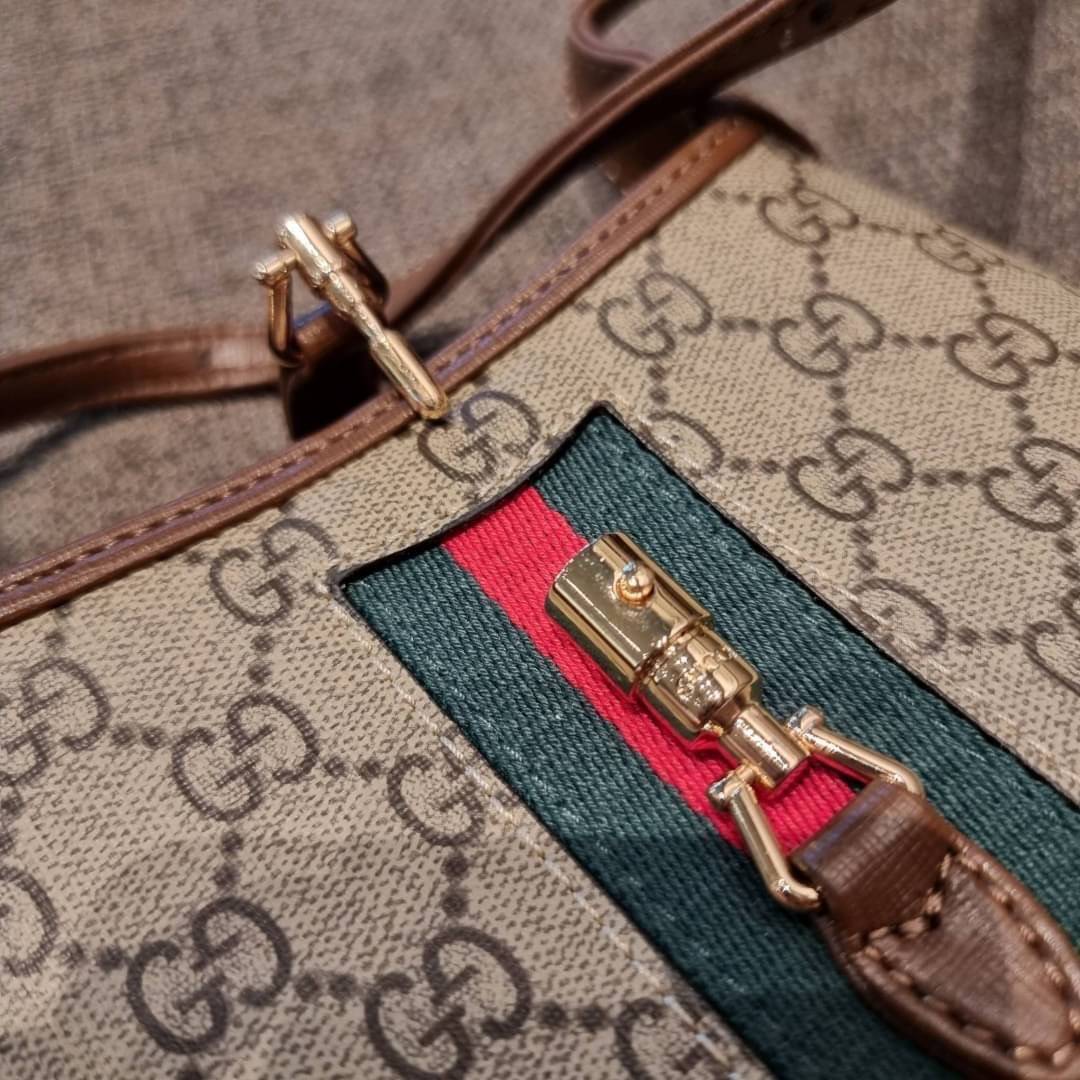 GUCCI Jackie 1961 Mini Hobo Bag GC MULTI BAG น้องคนสวย ใบเล็กแต่สุดว้าว กระเป๋าถือ/สะพายข้างวีไอพี พรีเมี้ยมกิ๊ฟที่จะทำให้หลงรักกันไปแบบสุดๆ น้องน่ารักมีดีเทลแฝงความหรูในตัว วัสดุหนังแคนวาสทนทาน อยู่ทรง ปากกระเป๋ามีตัวล็อค ภายในเป็นช่องโล่ง มีช่องใส่บัตรภ