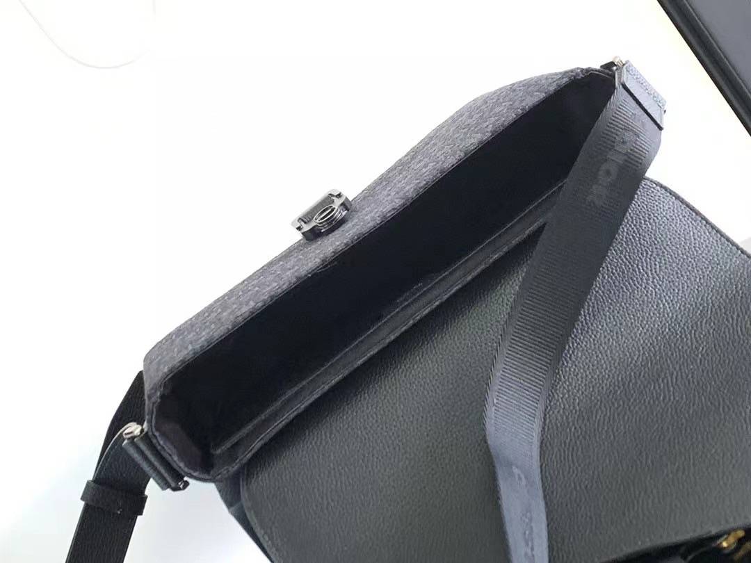 Large DIOR Saddle Messenger Bag with Flap 30cm กระเป๋าทรงแมสเซ็นเจอร์รุ่นยอดนิยม ท่านชายควรมีมากค่า ใบใหญ่จุของได้เยอะ สวยหรูดูดีมีระดับ ต้องยกให้รุ่นนี้เลยค่ะ